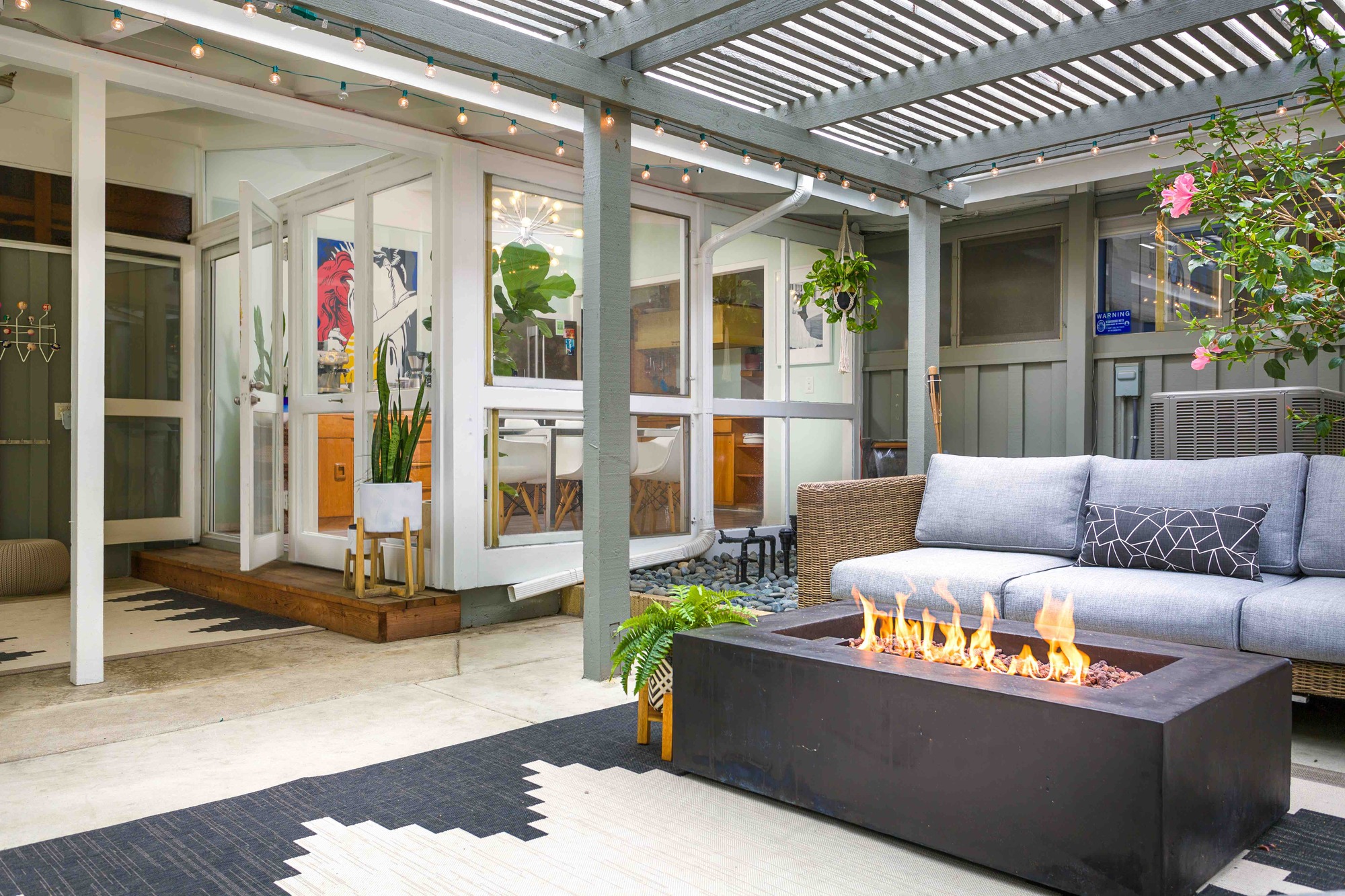 Mid-Century Modern Long Beach, California Style - Gallery photo 2 of 9