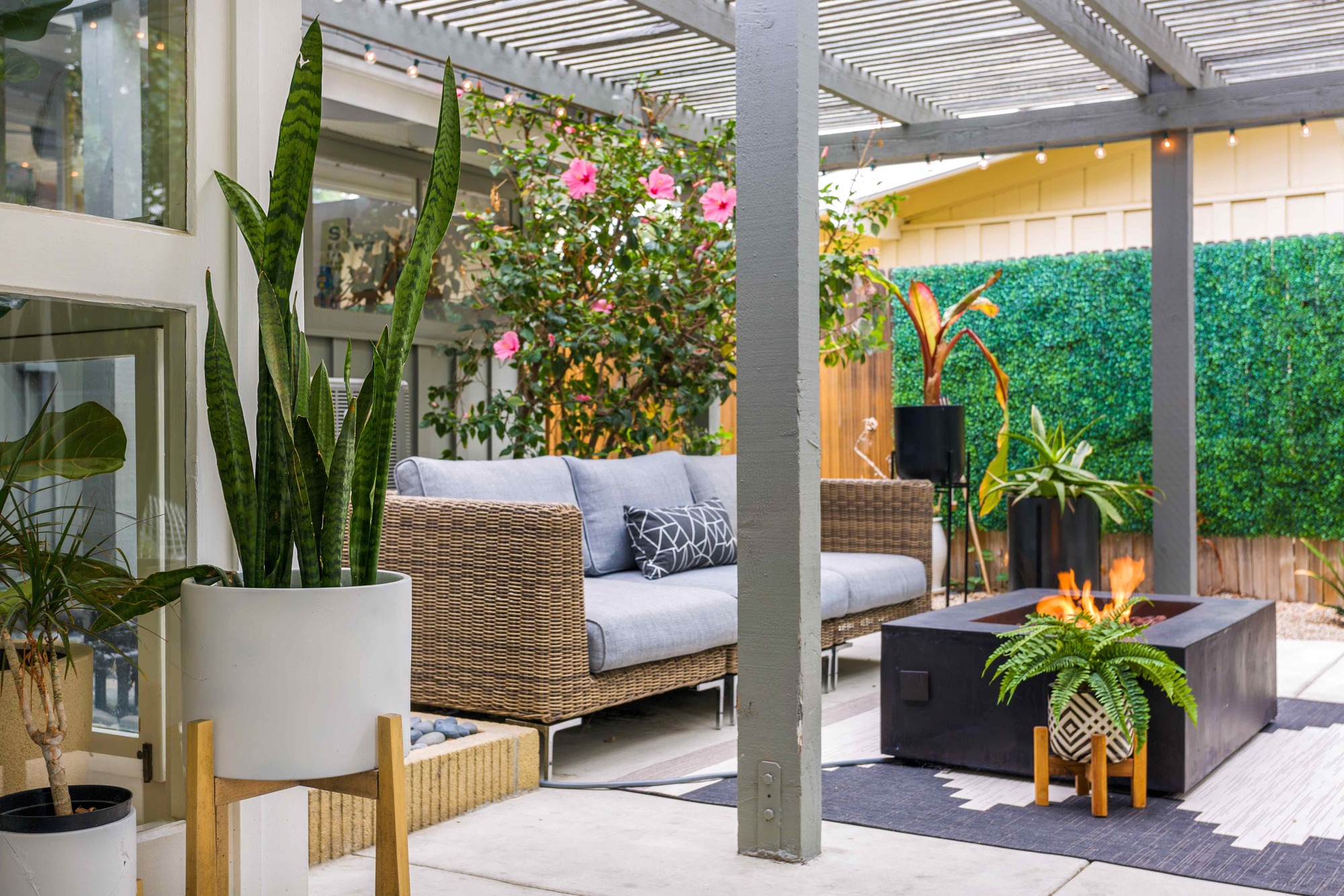 Mid-Century Modern Long Beach, California Style - Gallery photo 3 of 9