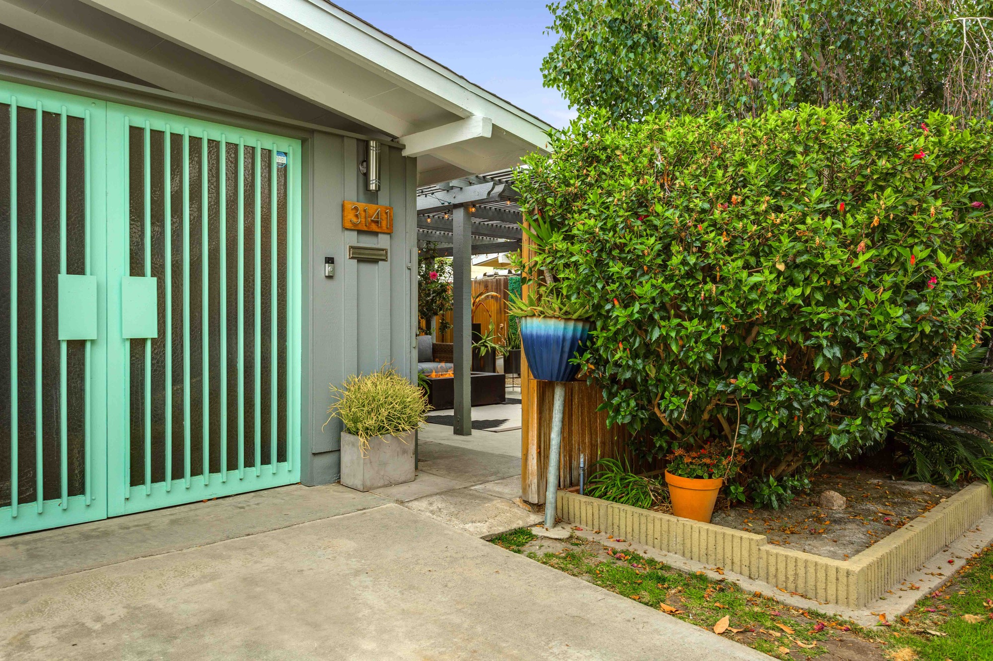 Mid-Century Modern Long Beach, California Style - Gallery photo 7 of 9