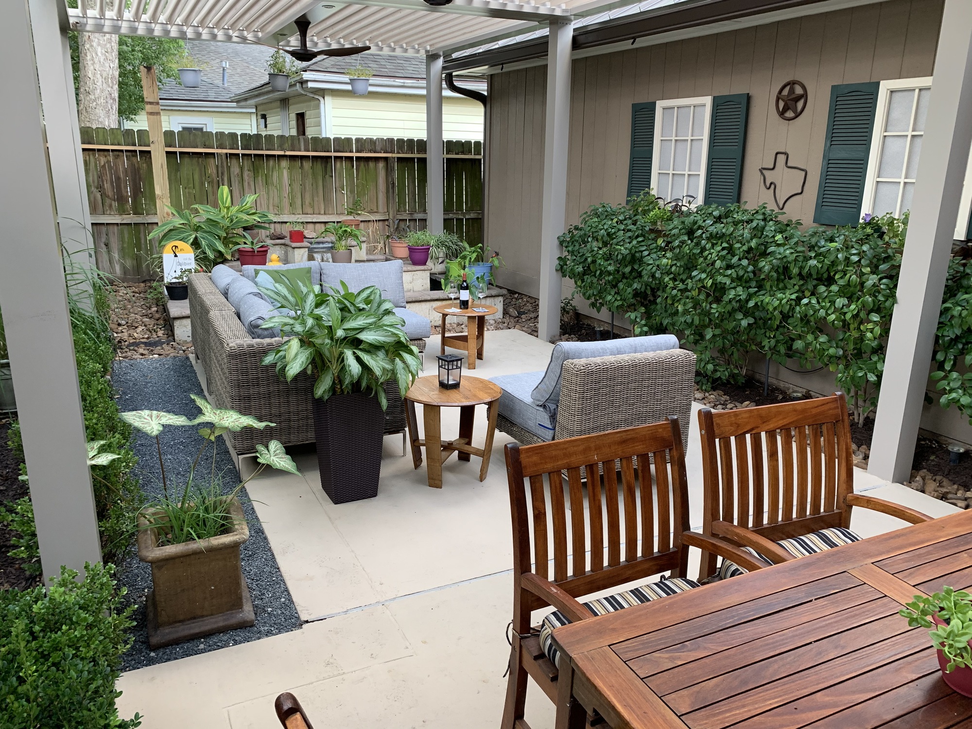 Tree-Lined Outdoor Living Room Near Houston, Texas - Gallery photo 5 of 10