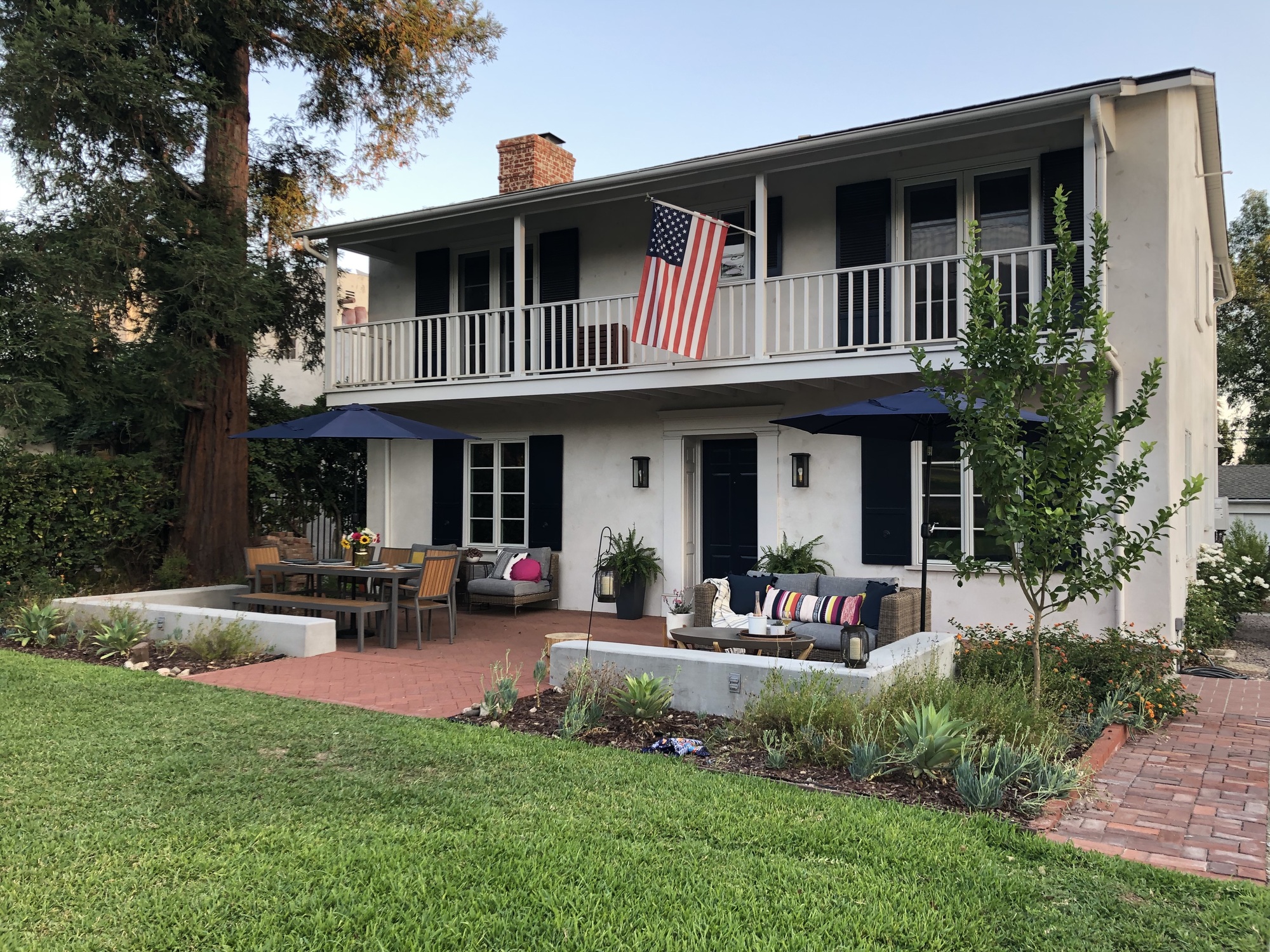Mid Century-Style Front Yard with a View of Altadena - Gallery photo 3 of 11