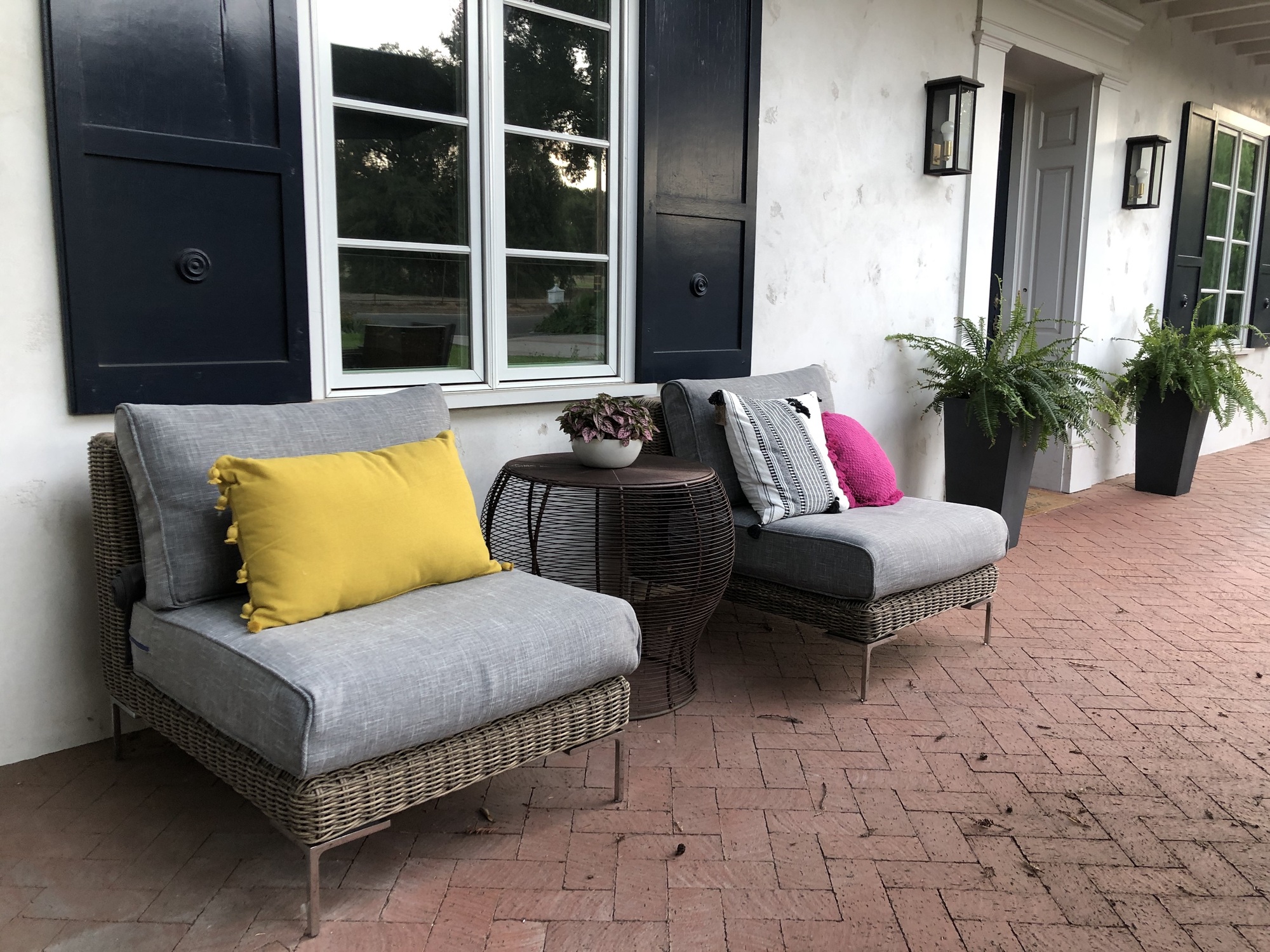 Mid Century-Style Front Yard with a View of Altadena - Gallery photo 4 of 11