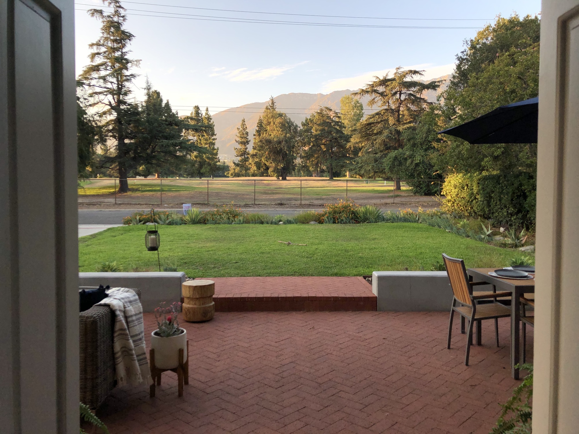 Mid Century-Style Front Yard with a View of Altadena - Gallery photo 7 of 11