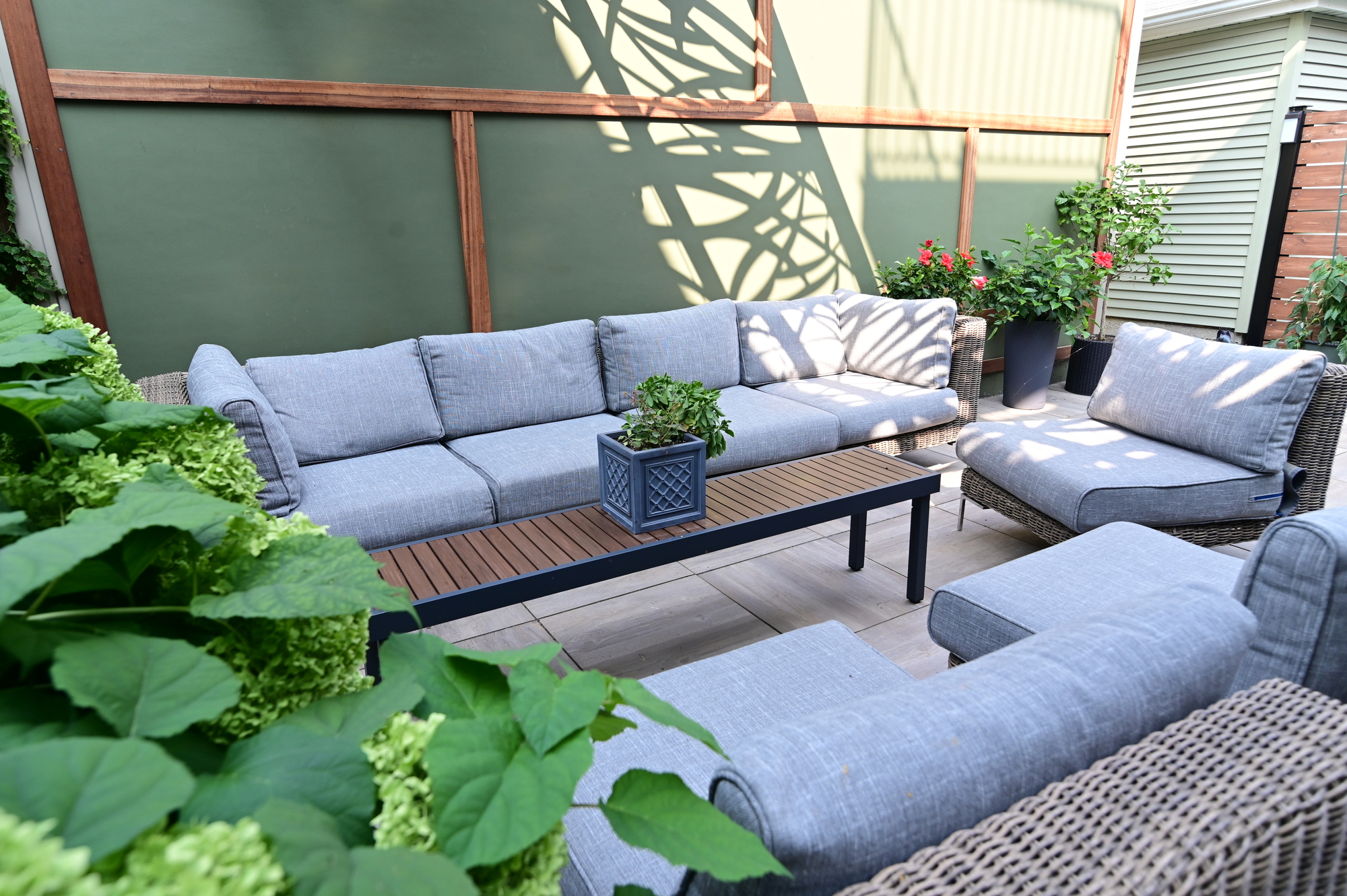 A Cozy and Contemporary Backyard in Chicago - Photo 6