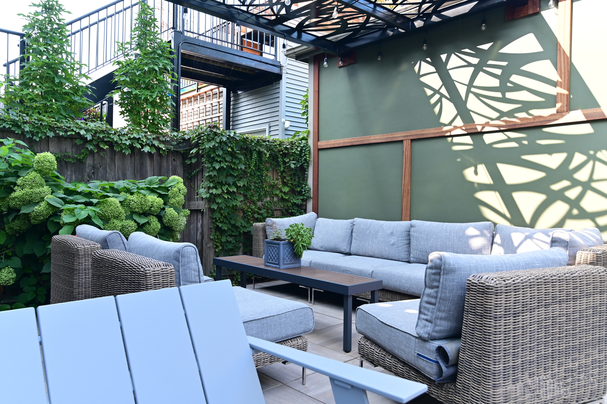 A Cozy and Contemporary Backyard in Chicago - Photo 7
