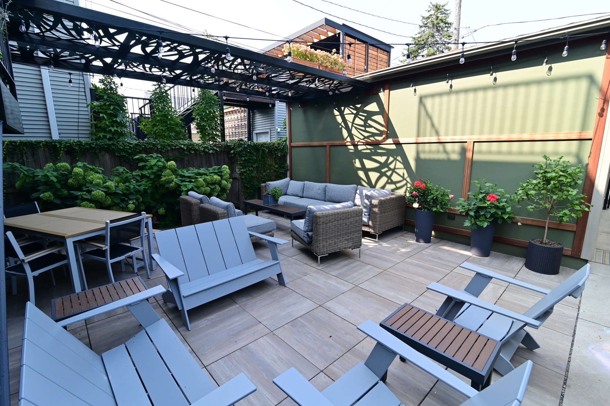 A Cozy and Contemporary Backyard in Chicago - Photo 8