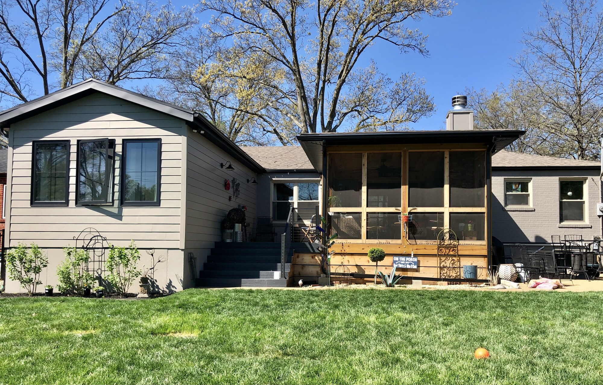 Relaxing Porch in South City St. Louis, MO - Photo 11