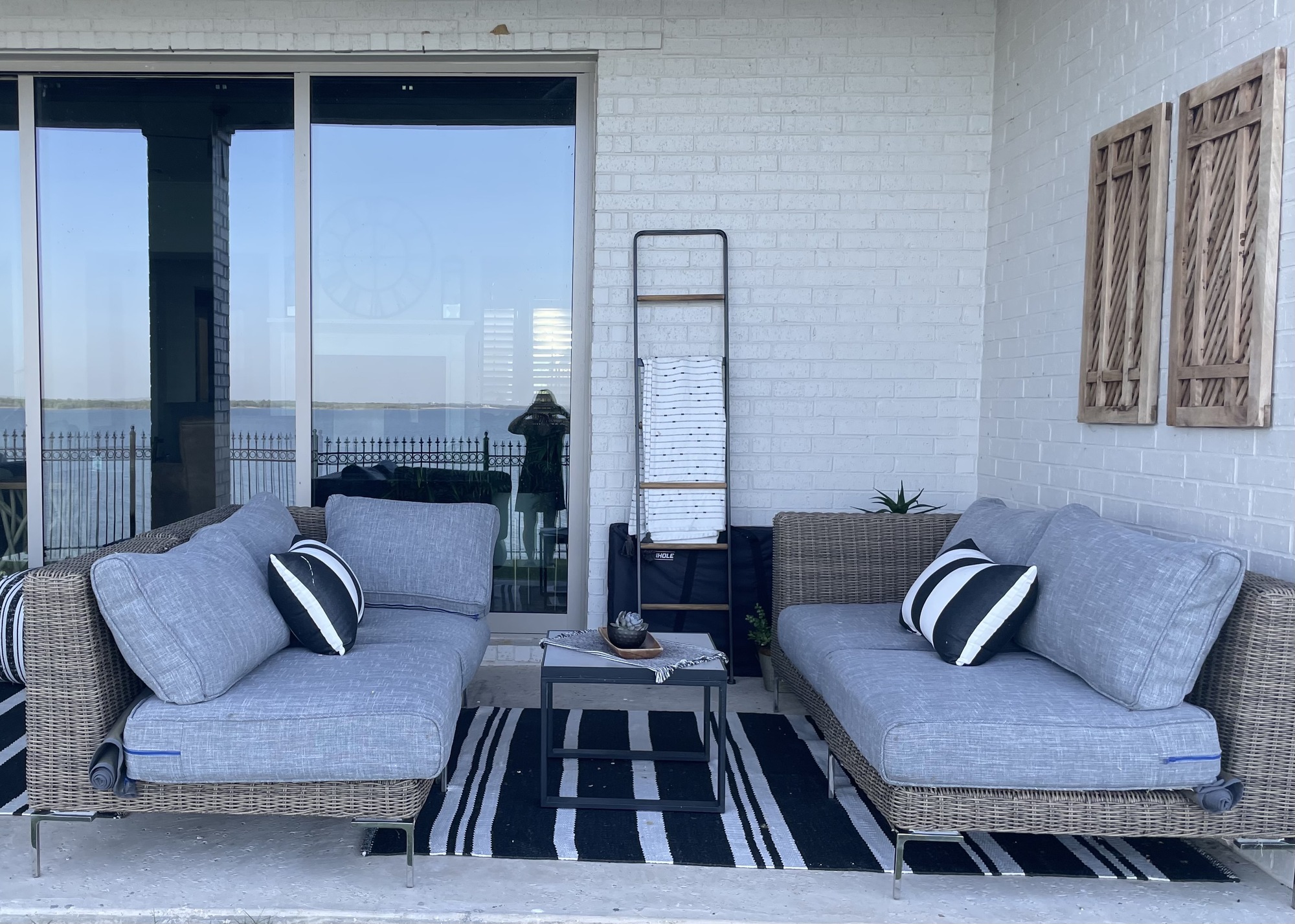 A Contemporary Bohemian Courtyard and Covered Porch - Photo 5