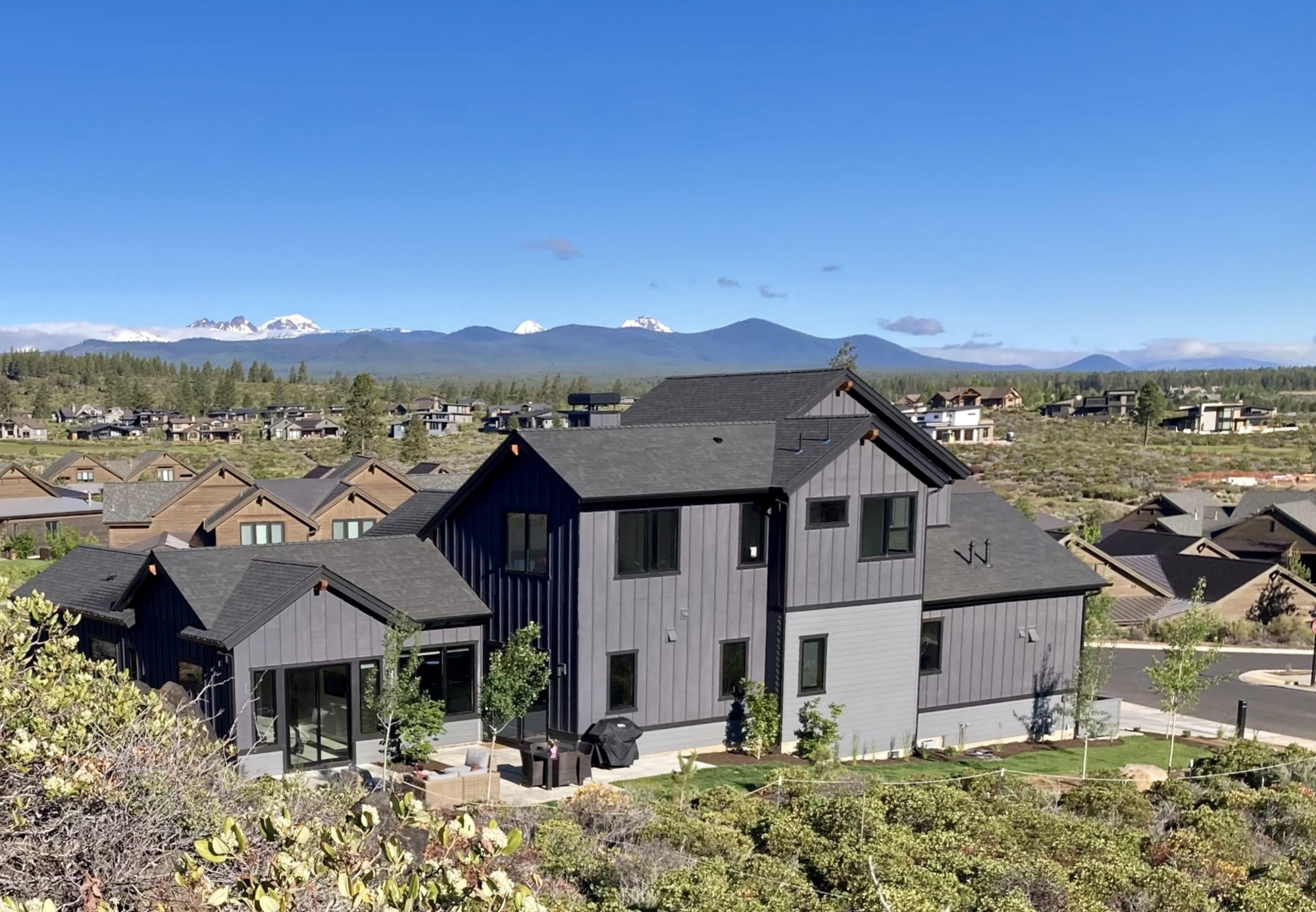 Two Outdoor Enthusiasts’ Modern Farmhouse in Bend, Oregon - Photo 6