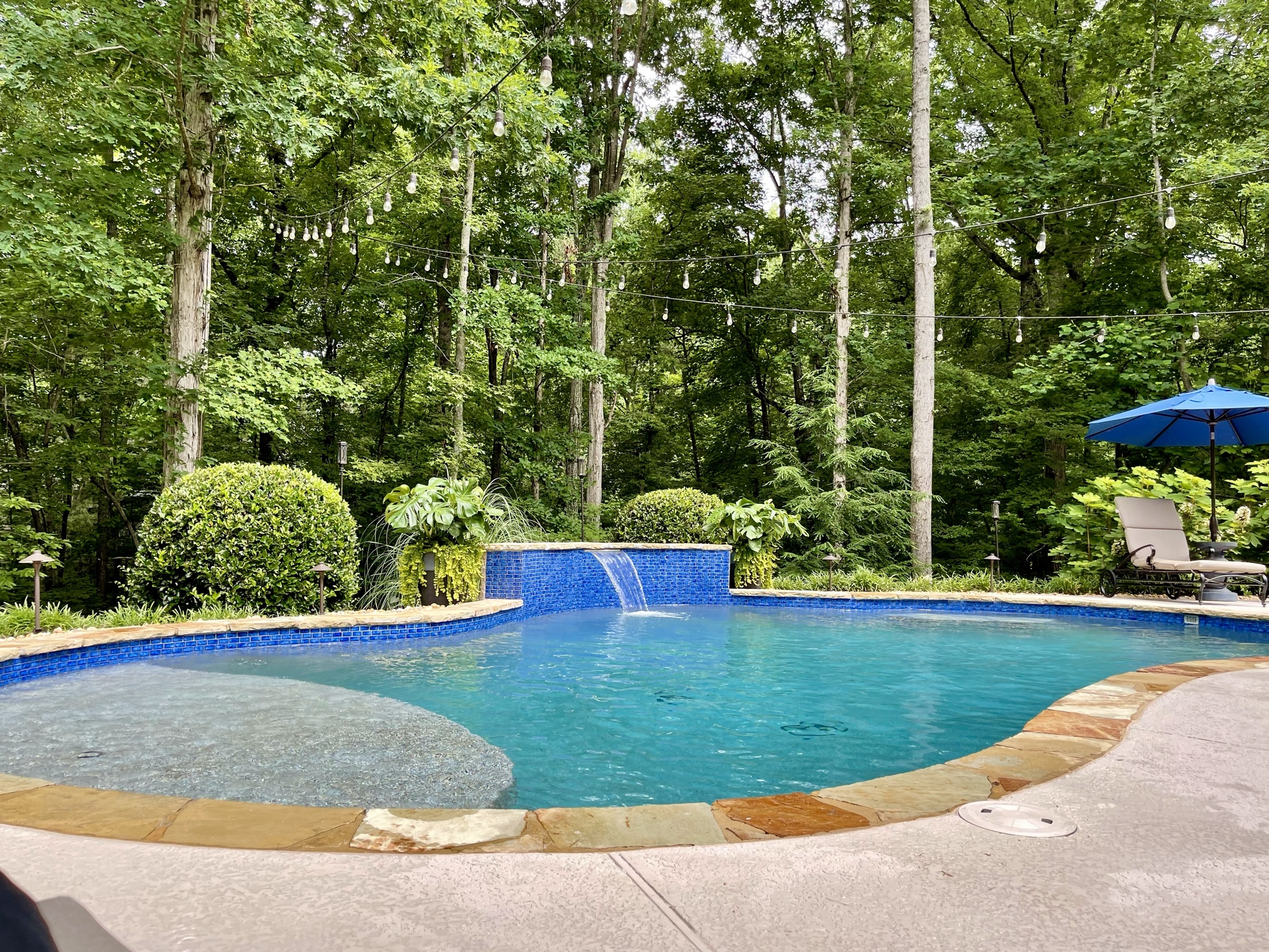 A Tennis Lover’s Mid-Century–Style Poolside Deck in Legacy Park - Photo 4