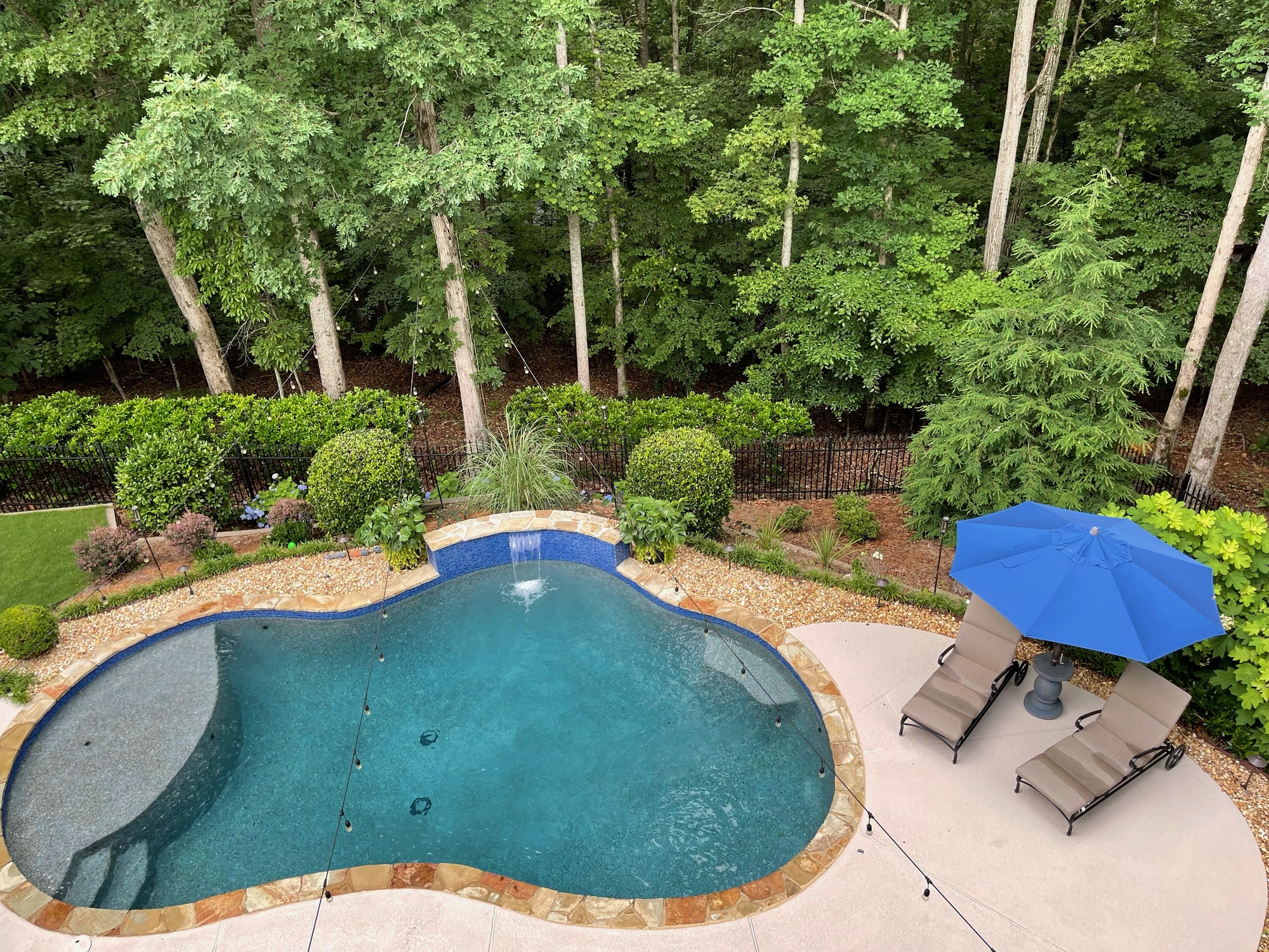 A Tennis Lover’s Mid-Century–Style Poolside Deck in Legacy Park - Photo 9