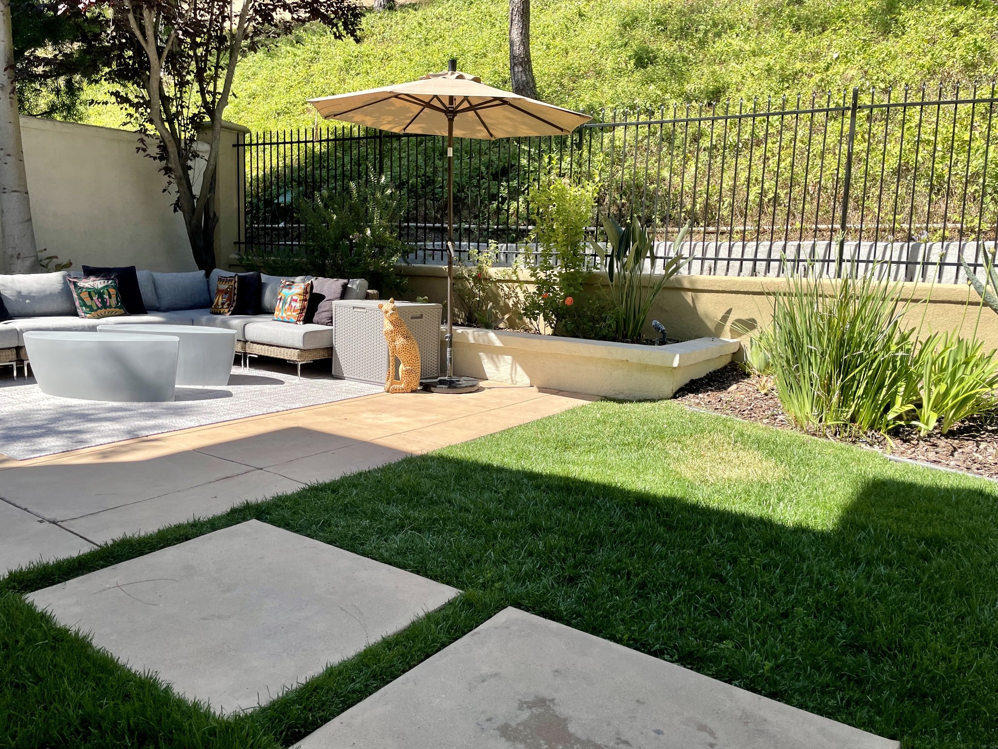 Serene Backyard in Calabasas - Photo 4