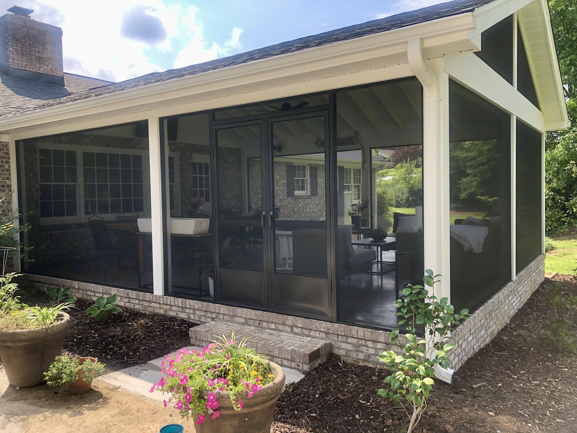 A Stylist’s Cozy Screened-In Porch in South Carolina - Photo 7