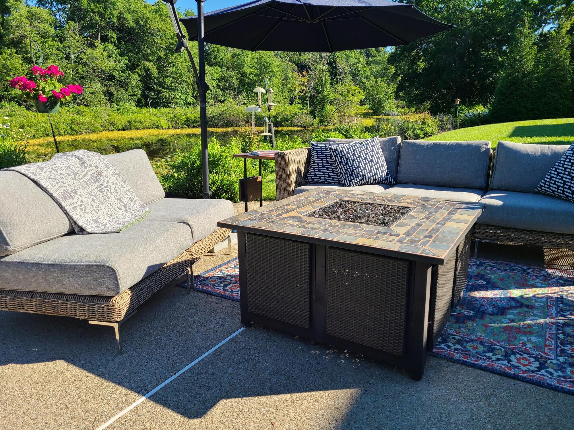 A Family’s Pond-Side Backyard Teeming with Wildlife - Photo 1