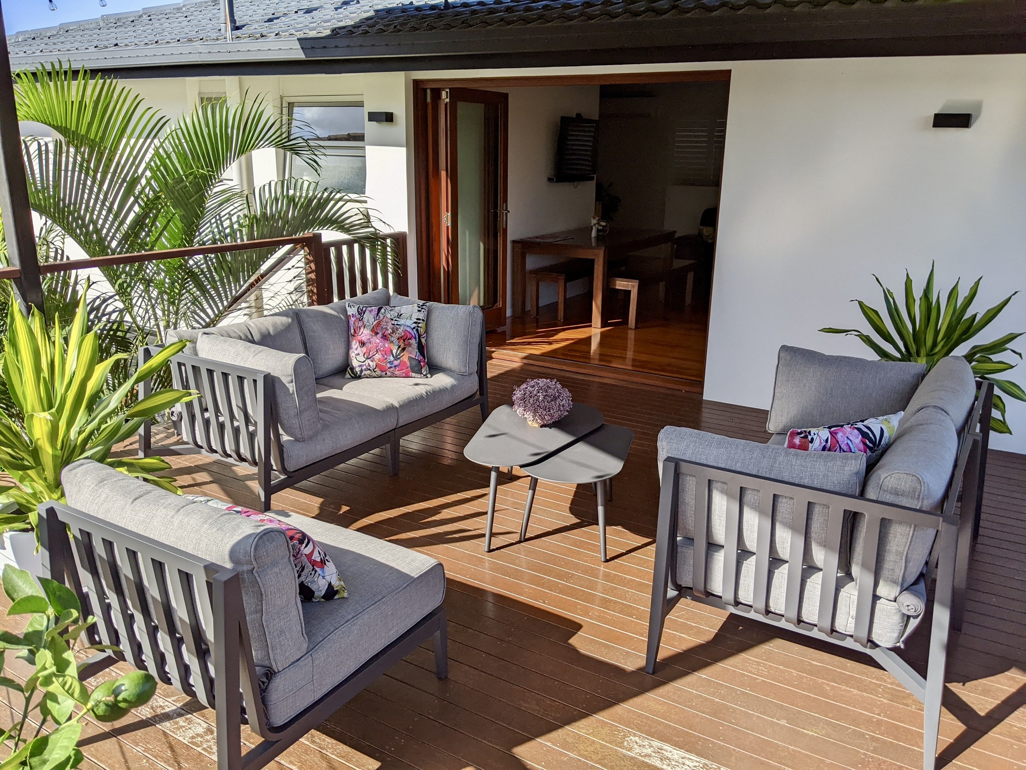 A Breezy Deck Overlooking the Park in Brisbane - Photo 2