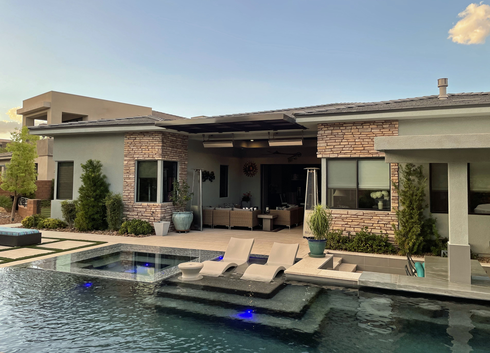 An Indoor-Outdoor Flowing Poolside Patio in Las Vegas - Photo 2