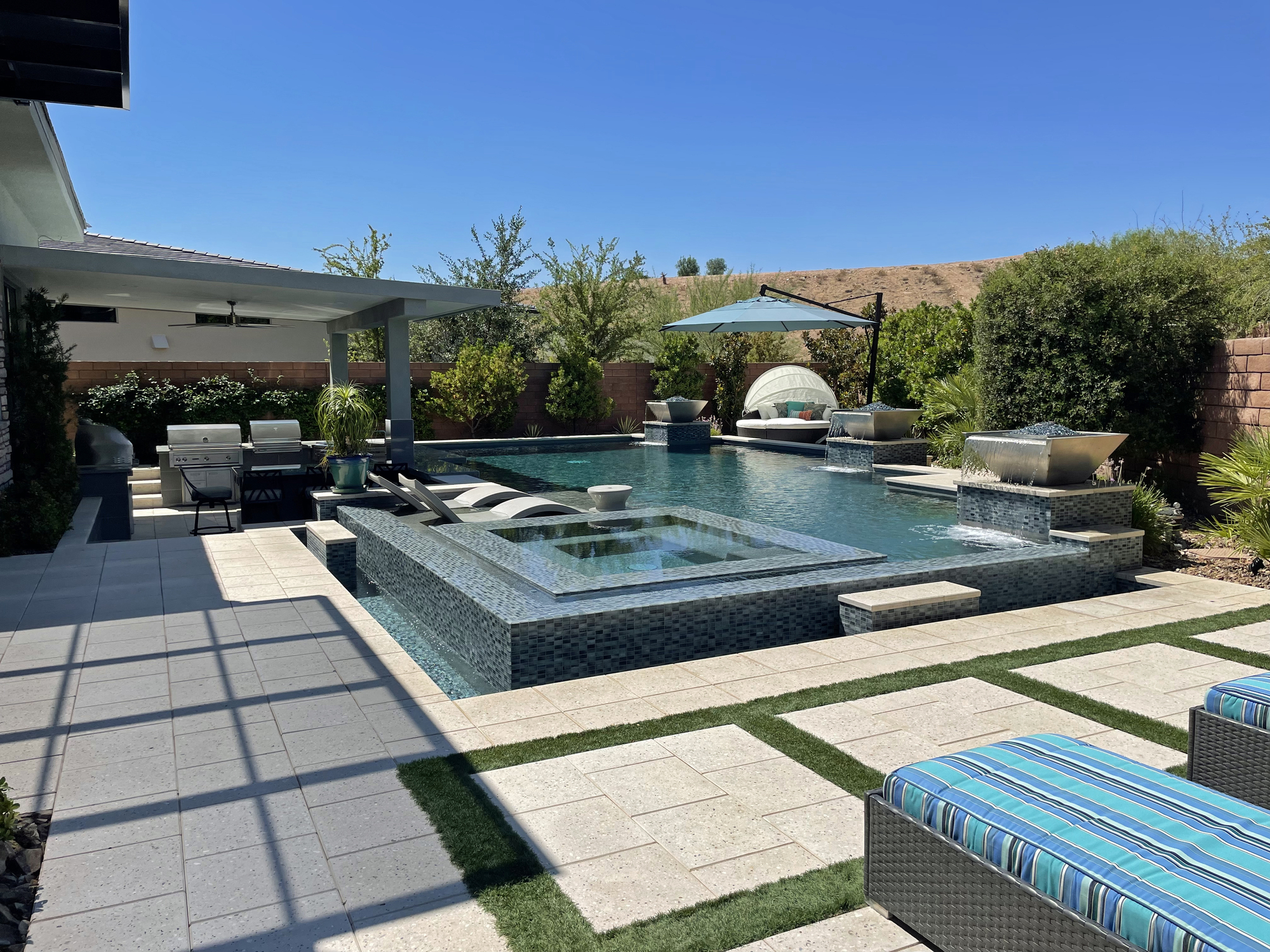 An Indoor-Outdoor Flowing Poolside Patio in Las Vegas - Photo 3
