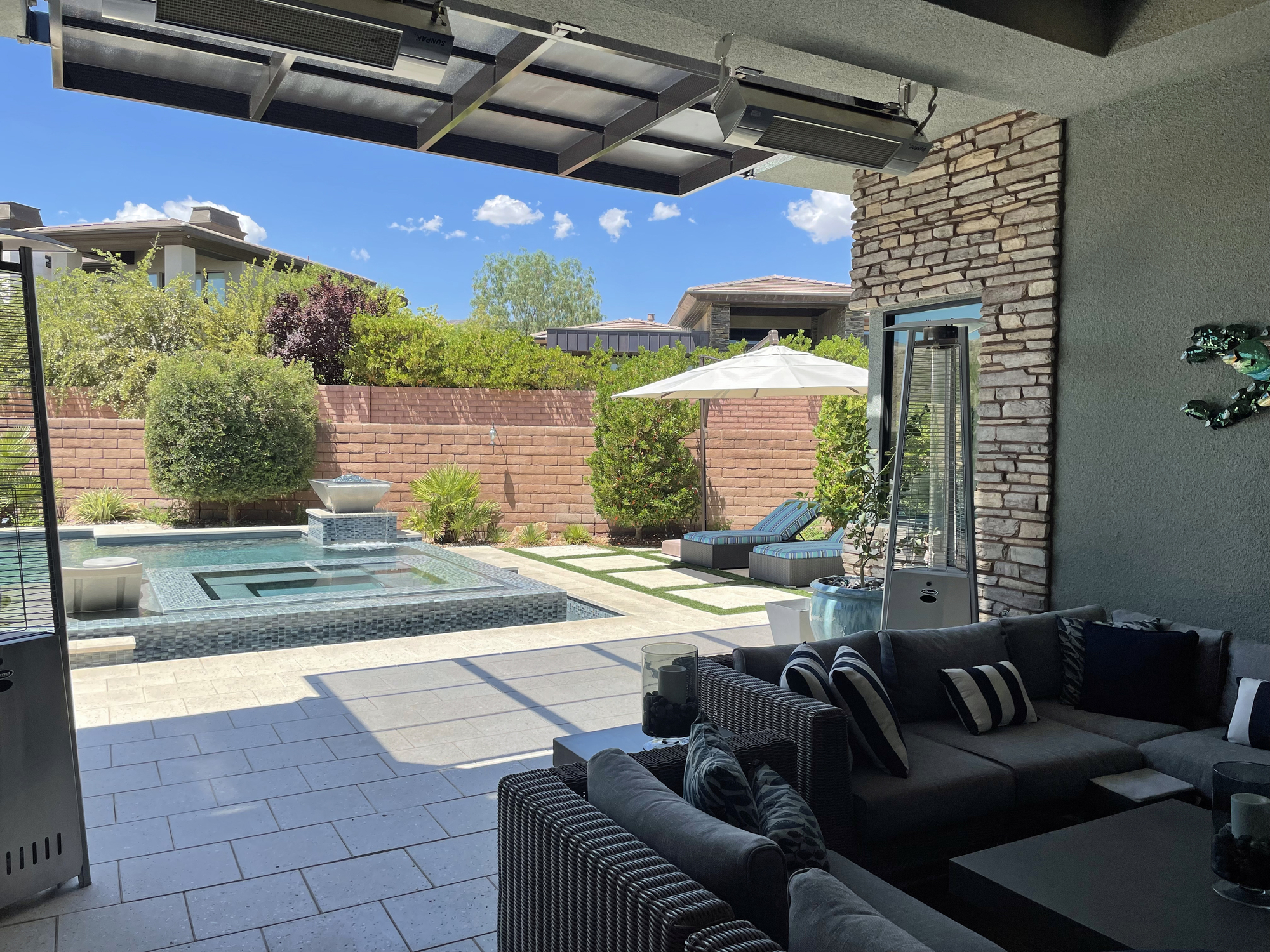 An Indoor-Outdoor Flowing Poolside Patio in Las Vegas - Photo 4