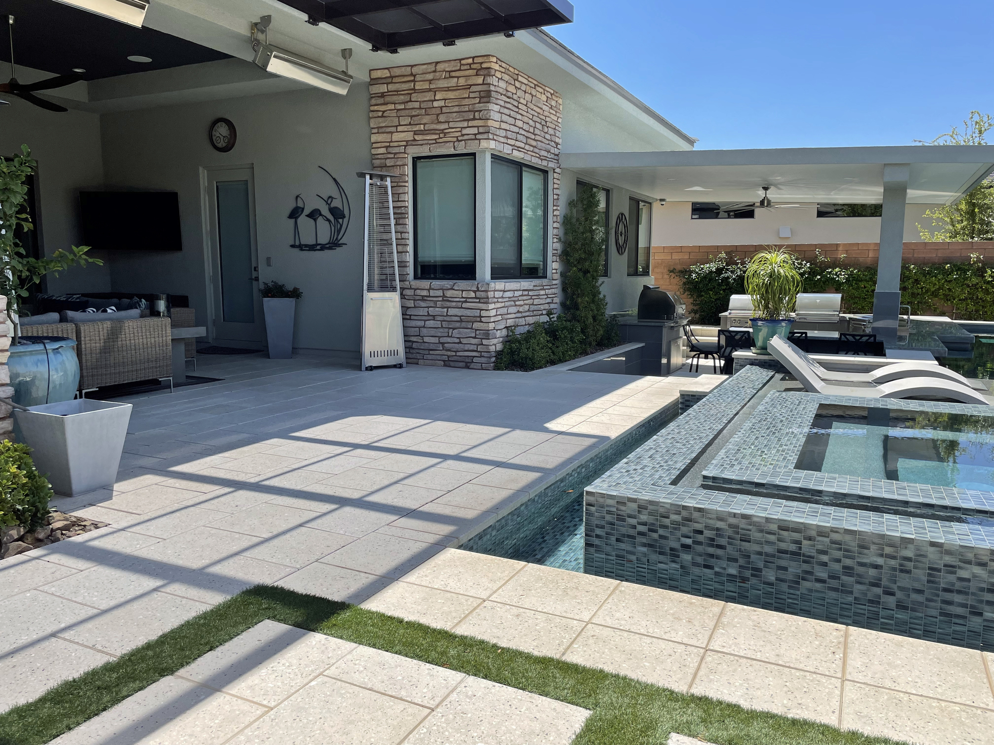 An Indoor-Outdoor Flowing Poolside Patio in Las Vegas - Photo 5