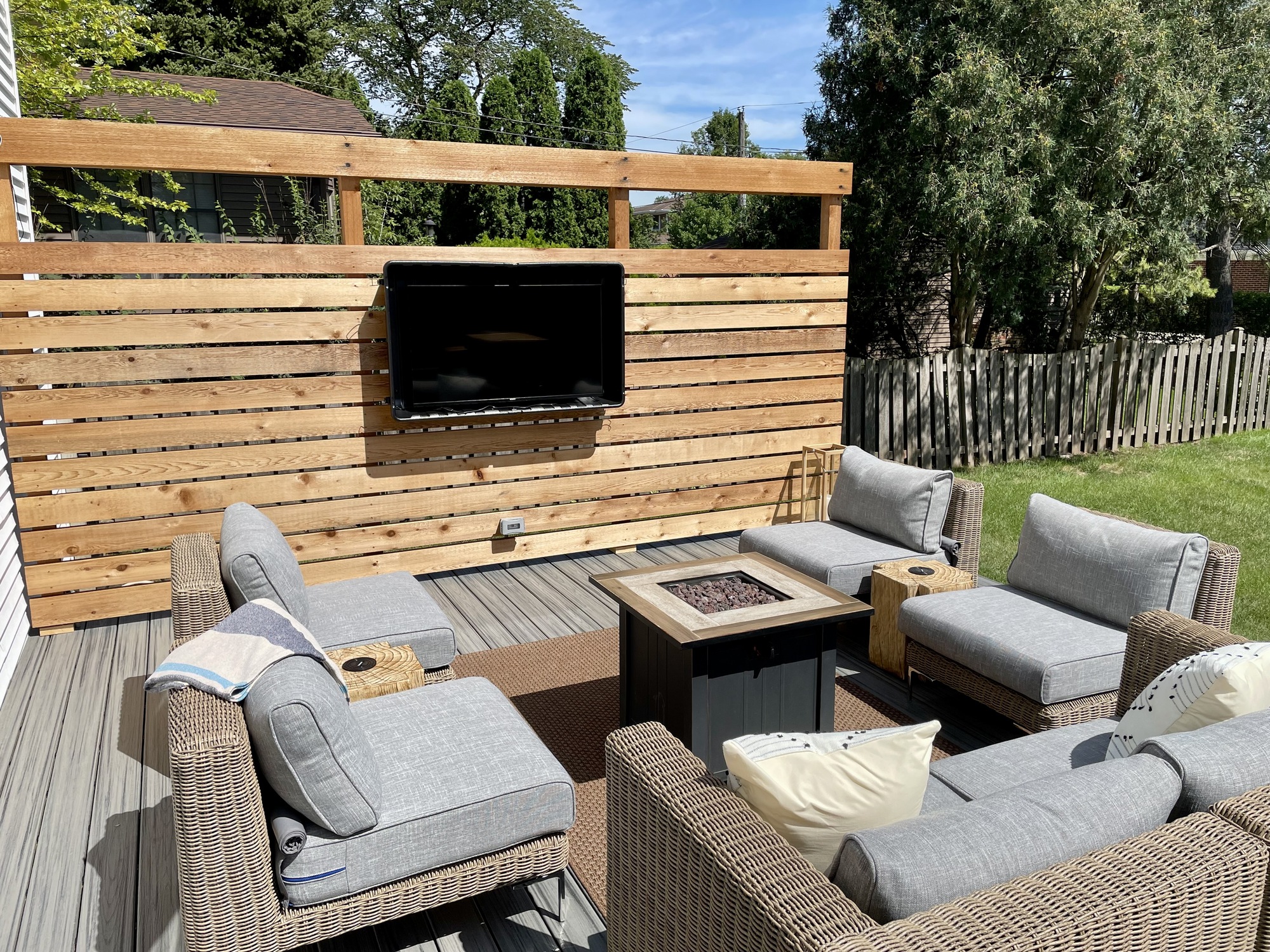 A Newly Built Walk-Out Deck in Elmhurst - Photo 2