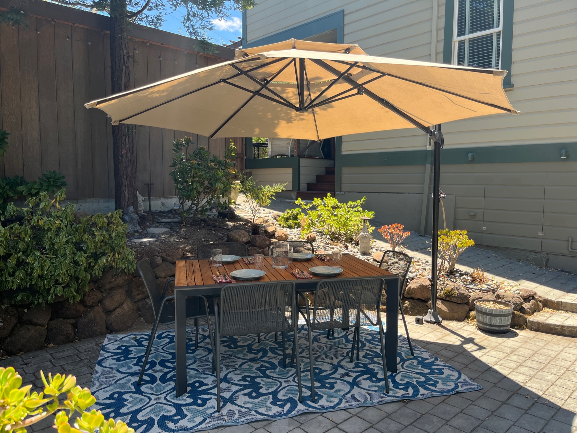 A Private Patio Perfect for Dining Al Fresco - Photo 1
