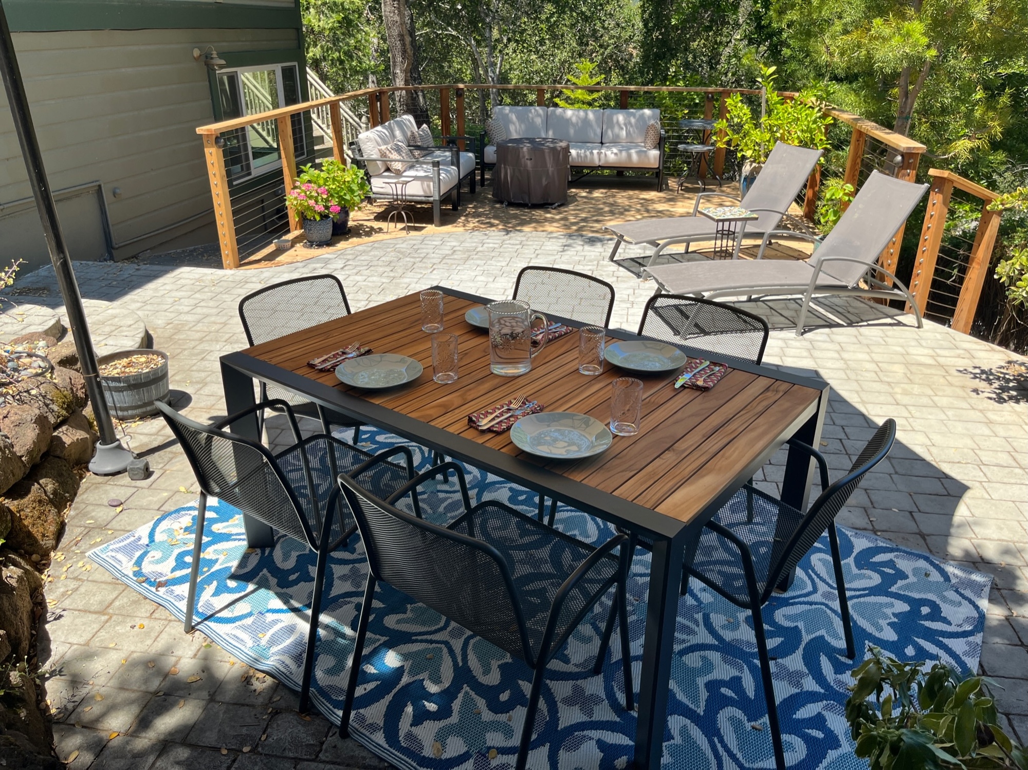 A Private Patio Perfect for Dining Al Fresco - Photo 2