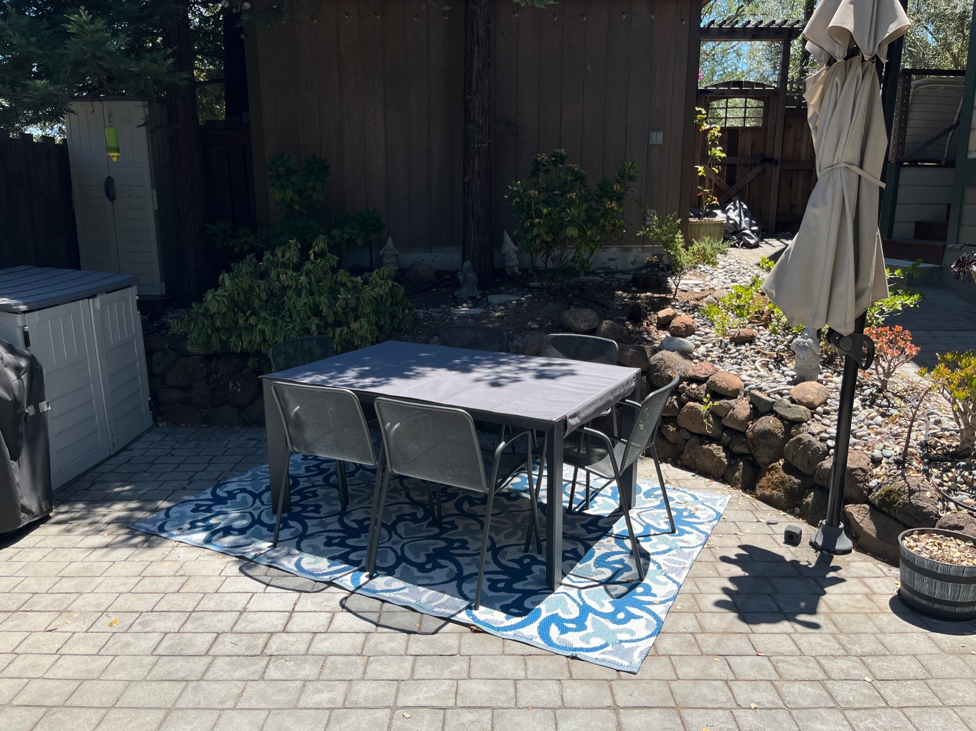 A Private Patio Perfect for Dining Al Fresco - Photo 7