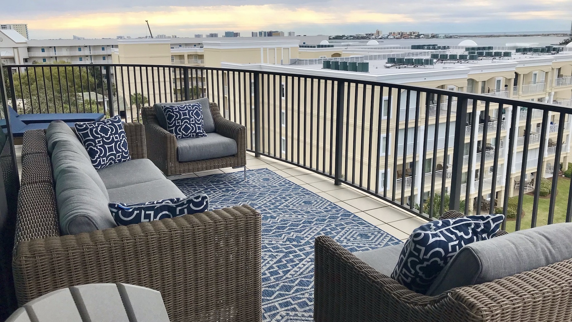 An Aviator’s Waterfront Balcony in Alabama - Photo 1