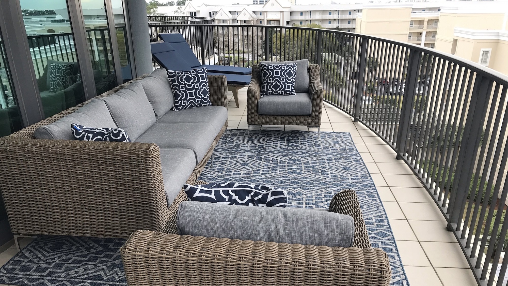 An Aviator’s Waterfront Balcony in Alabama - Photo 2