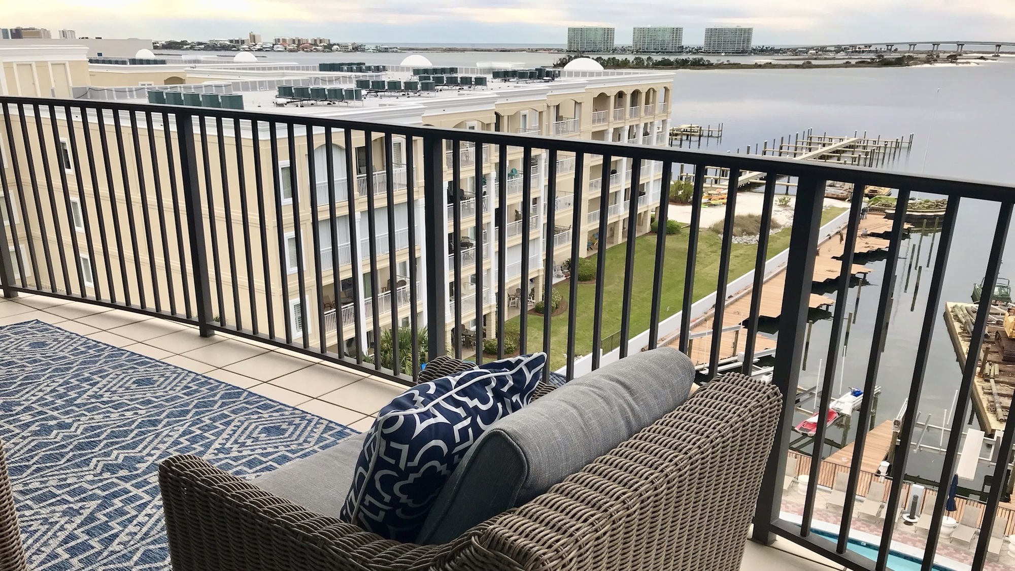 An Aviator’s Waterfront Balcony in Alabama - Photo 3