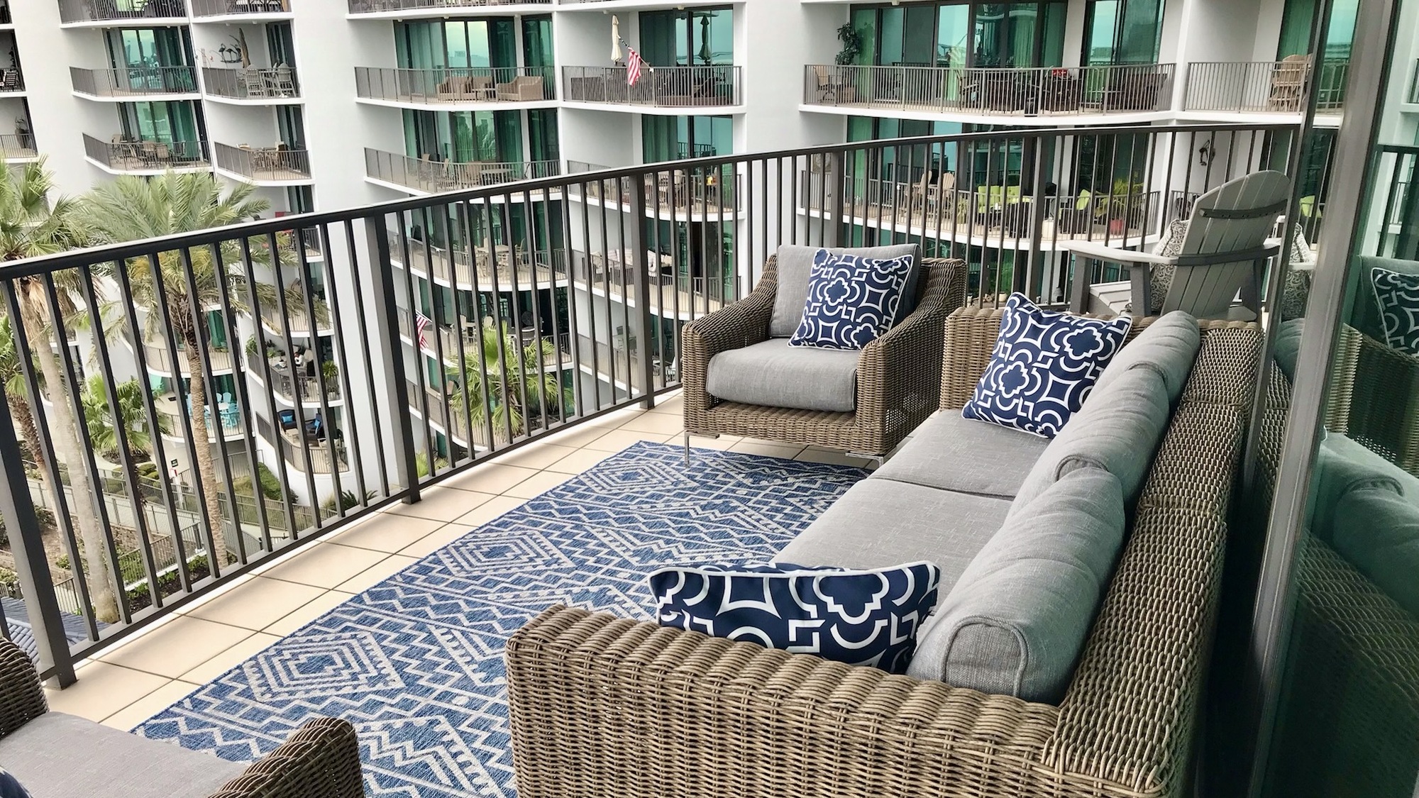 An Aviator’s Waterfront Balcony in Alabama - Photo 5