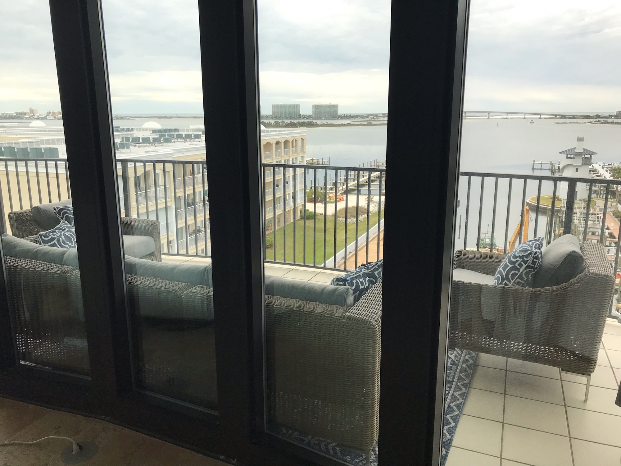 An Aviator’s Waterfront Balcony in Alabama - Photo 6