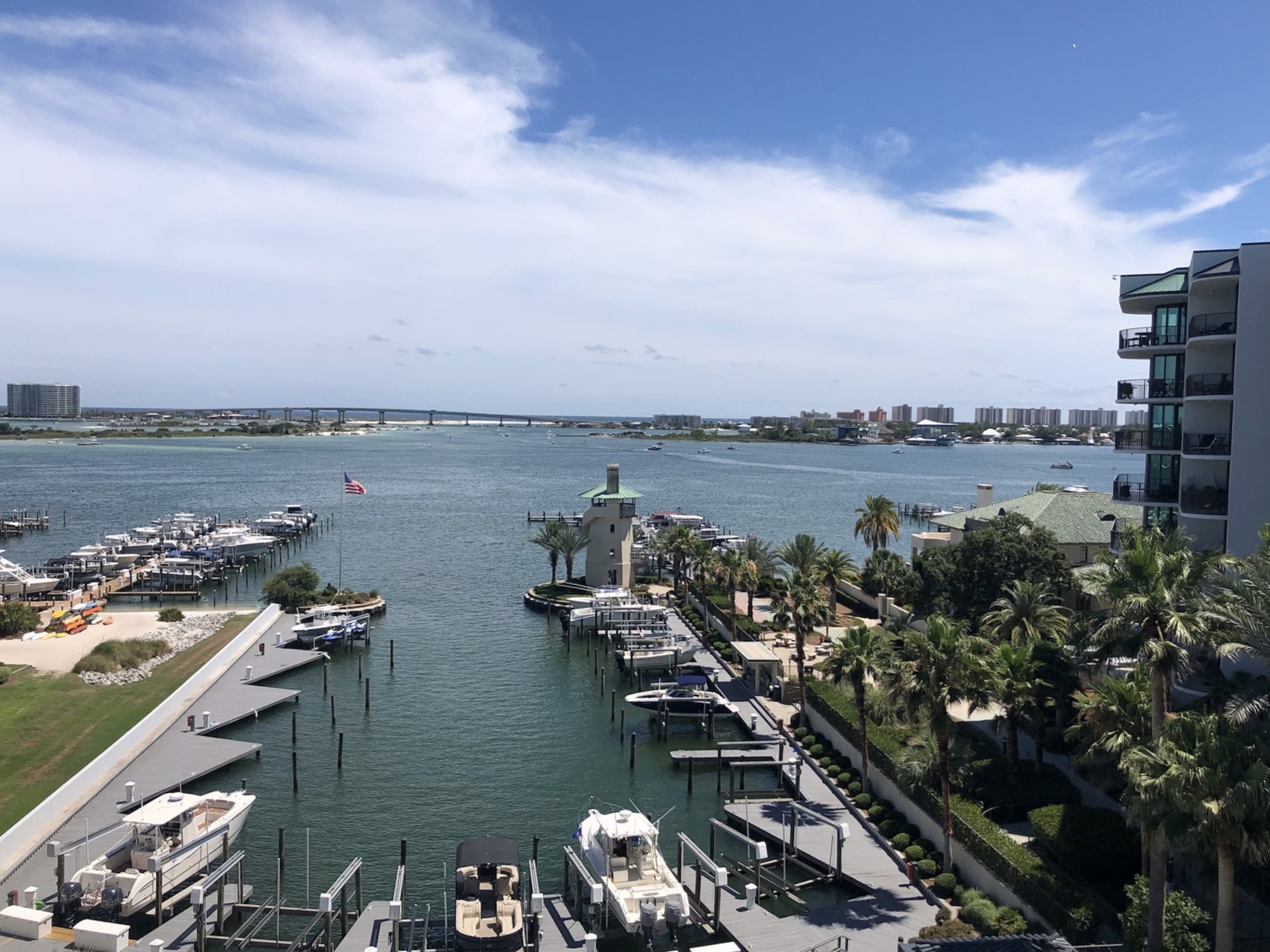 An Aviator’s Waterfront Balcony in Alabama - Photo 7