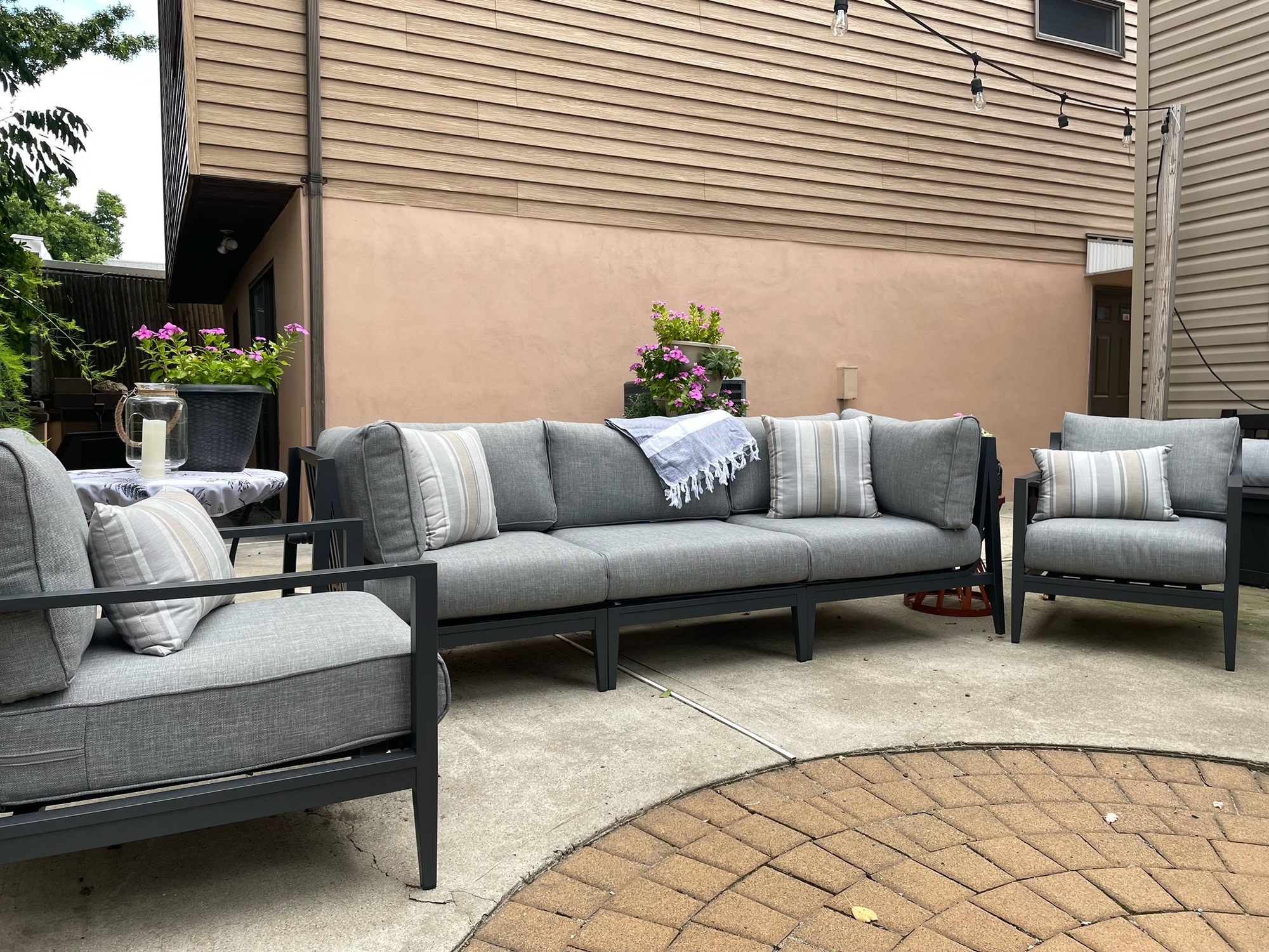 Cozy Courtyard Outside of Manhattan - Photo 1