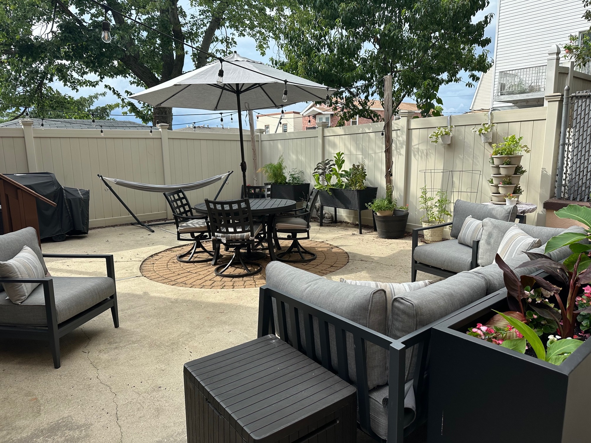 Cozy Courtyard Outside of Manhattan - Photo 2