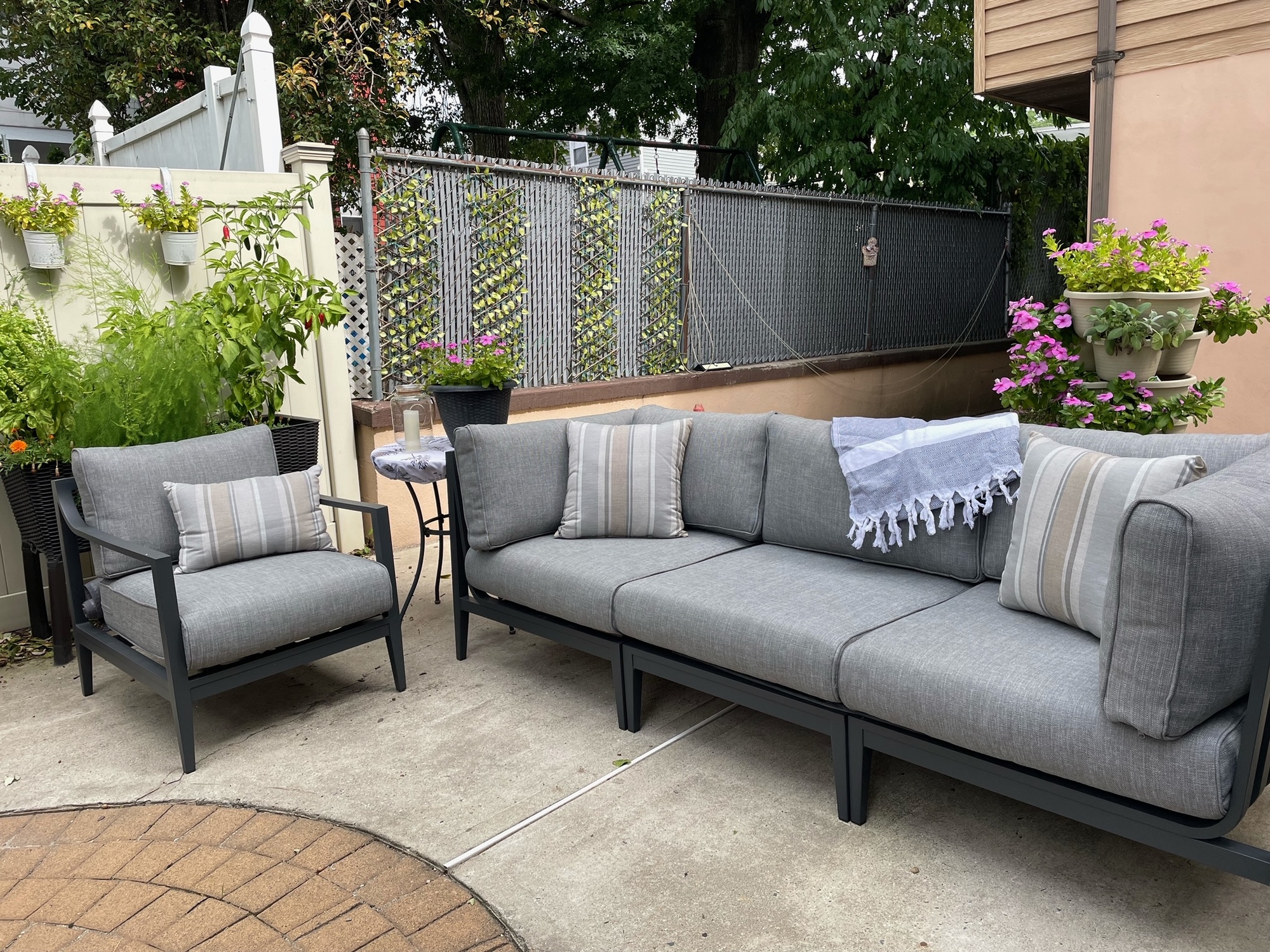 Cozy Courtyard Outside of Manhattan - Photo 3