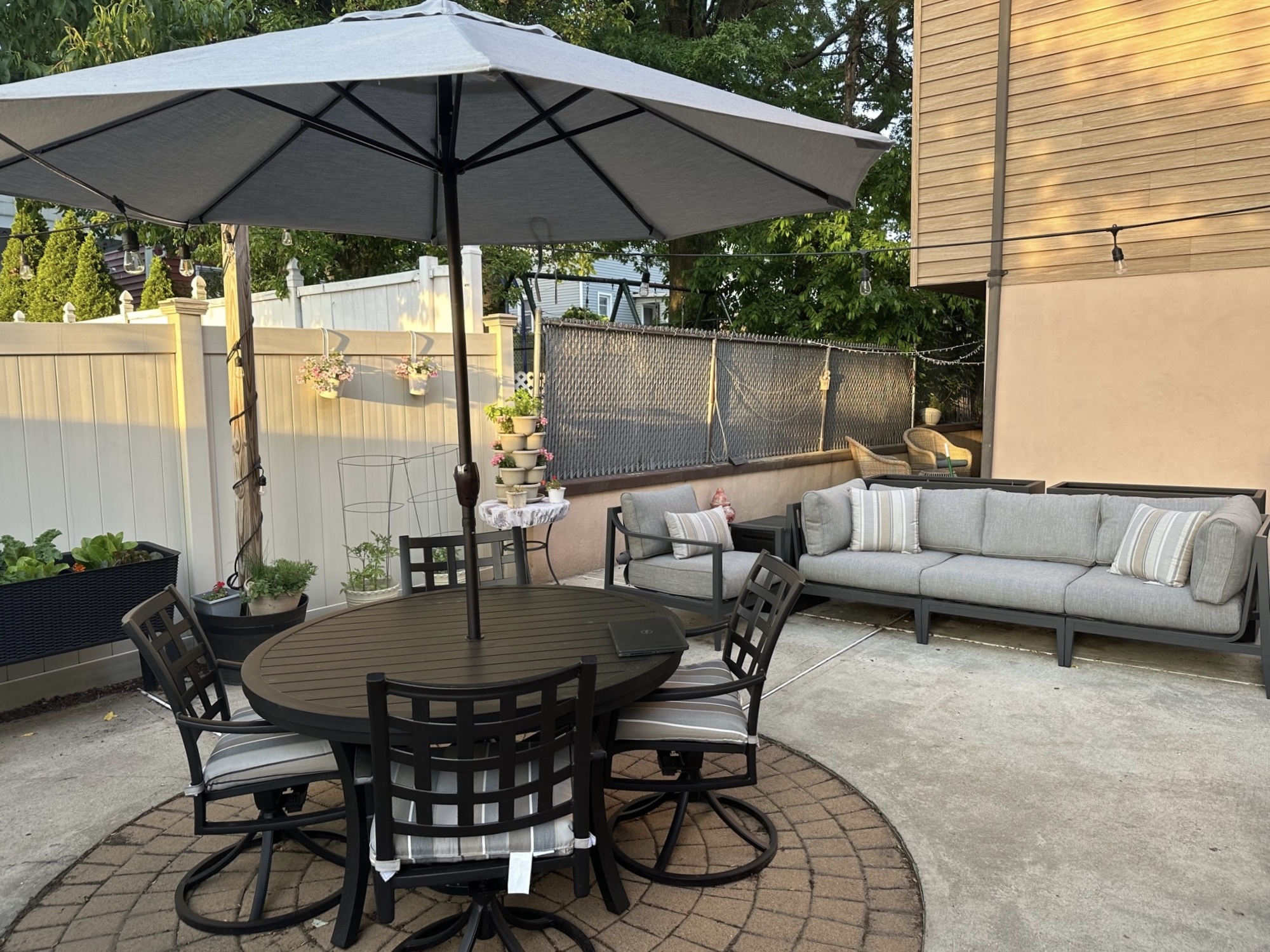 Cozy Courtyard Outside of Manhattan - Photo 4