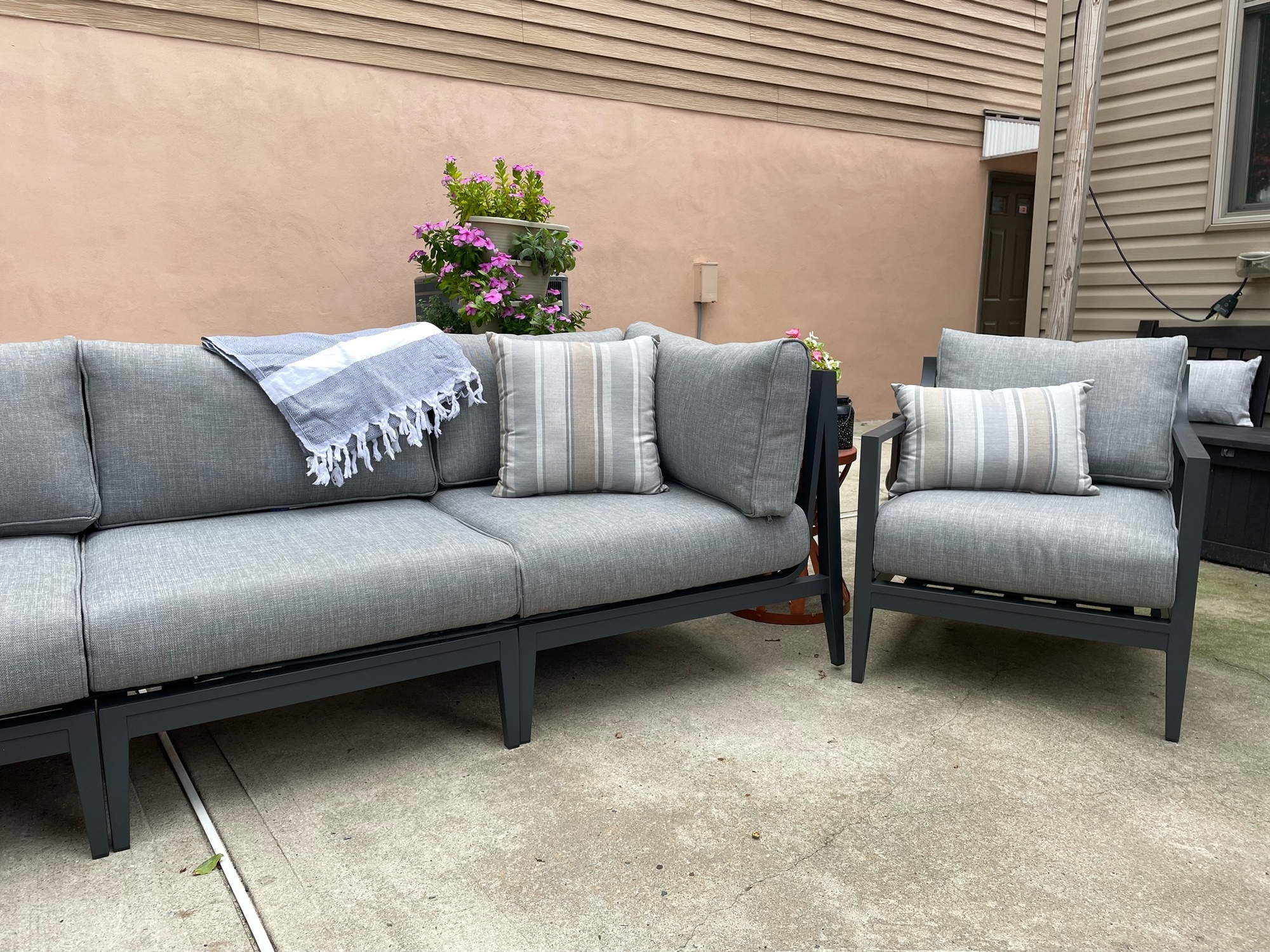 Cozy Courtyard Outside of Manhattan - Photo 5