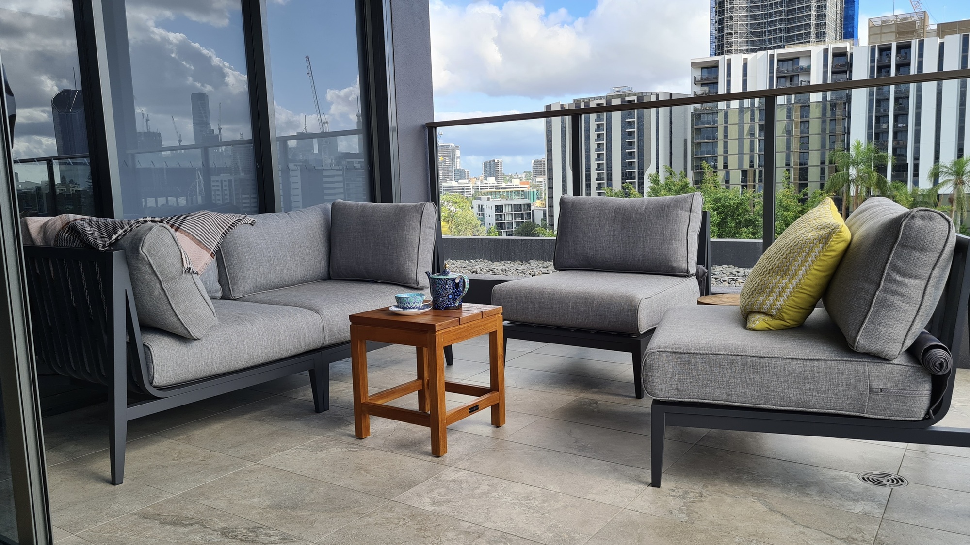 Parties on the Balcony in West End - Photo 1