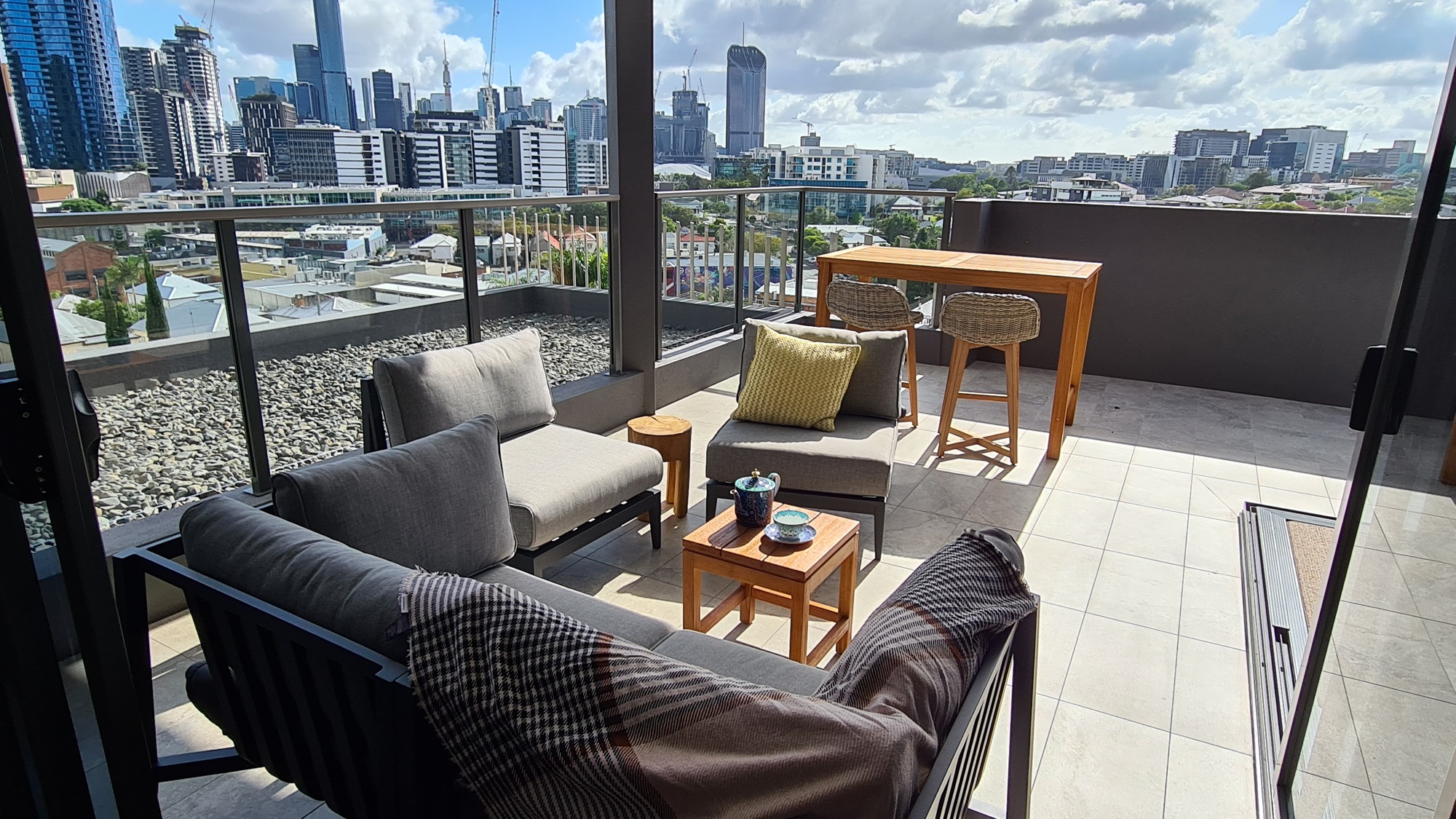 Parties on the Balcony in West End - Photo 2