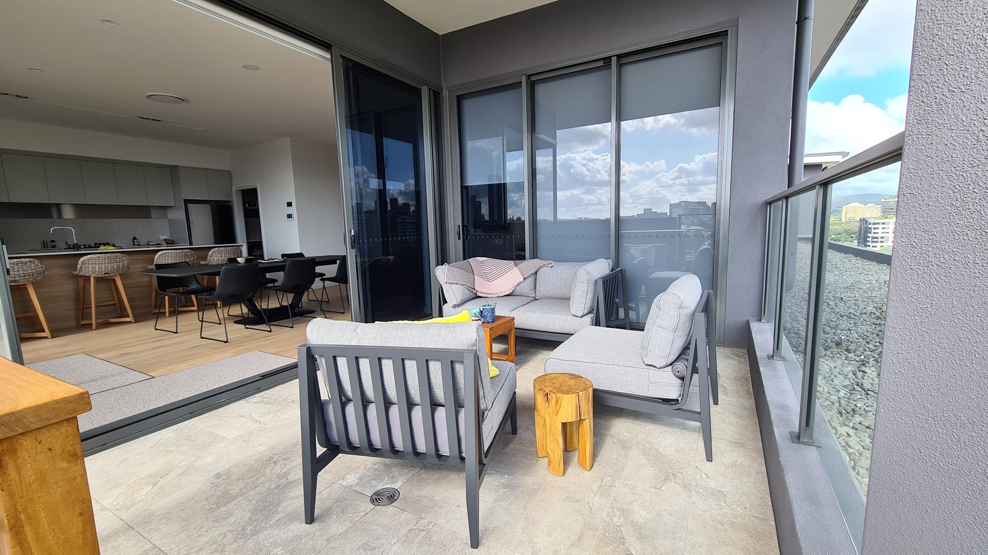 Parties on the Balcony in West End - Photo 3