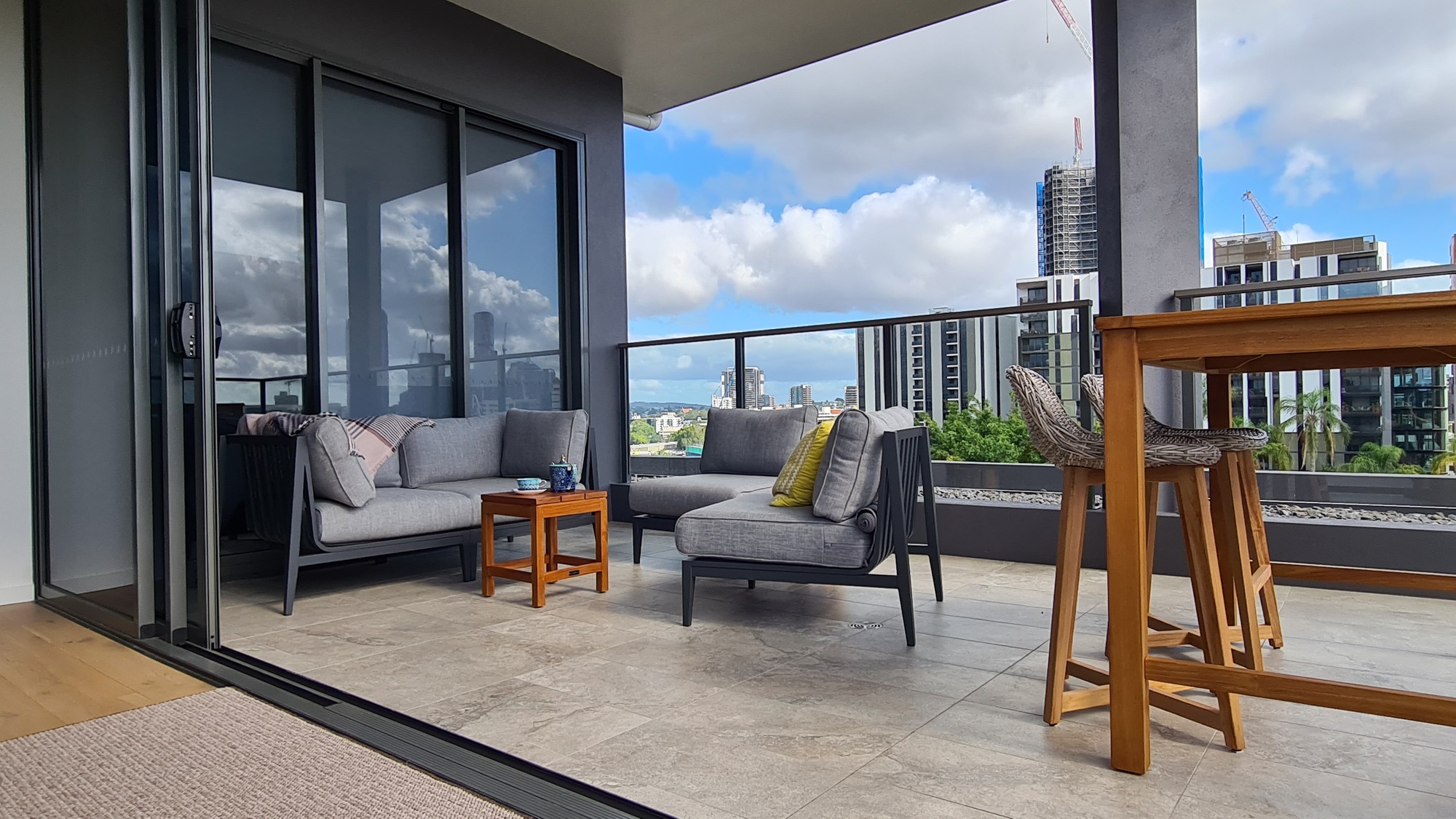 Parties on the Balcony in West End - Photo 4