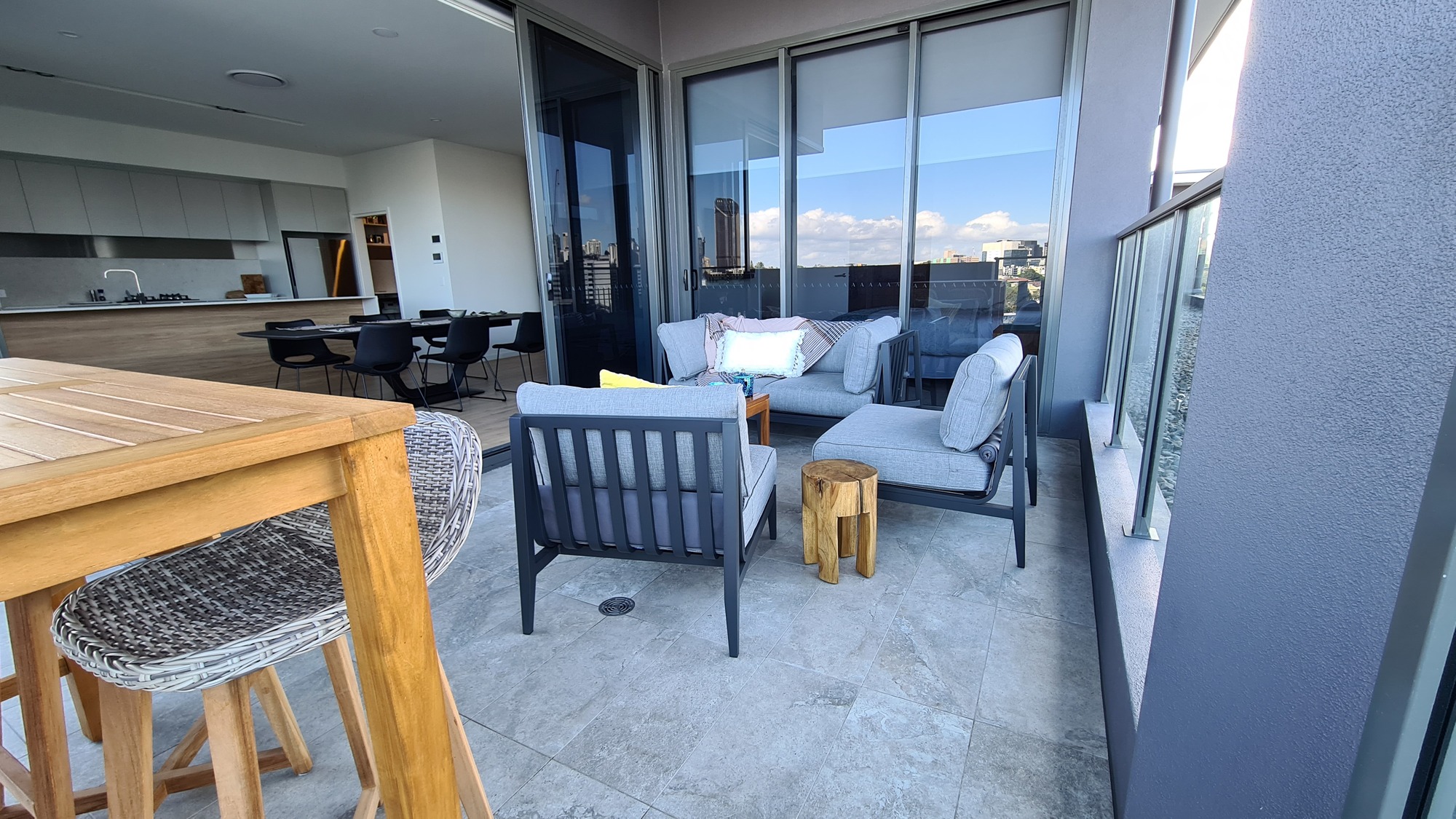 Parties on the Balcony in West End - Photo 5