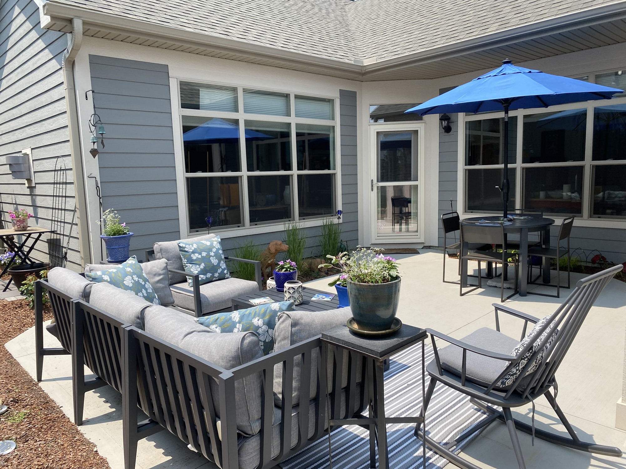 Peaceful Outdoor Sanctuary - Photo 2