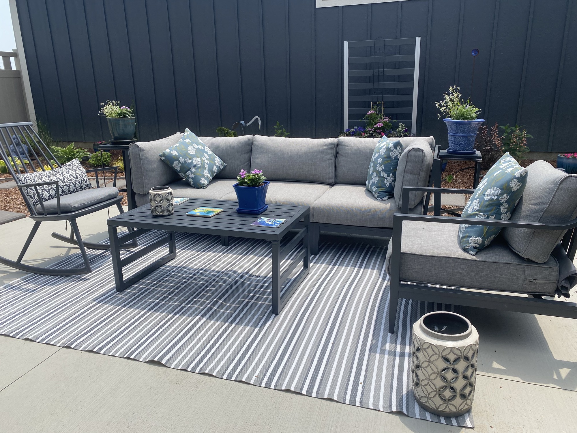 Peaceful Outdoor Sanctuary - Photo 3