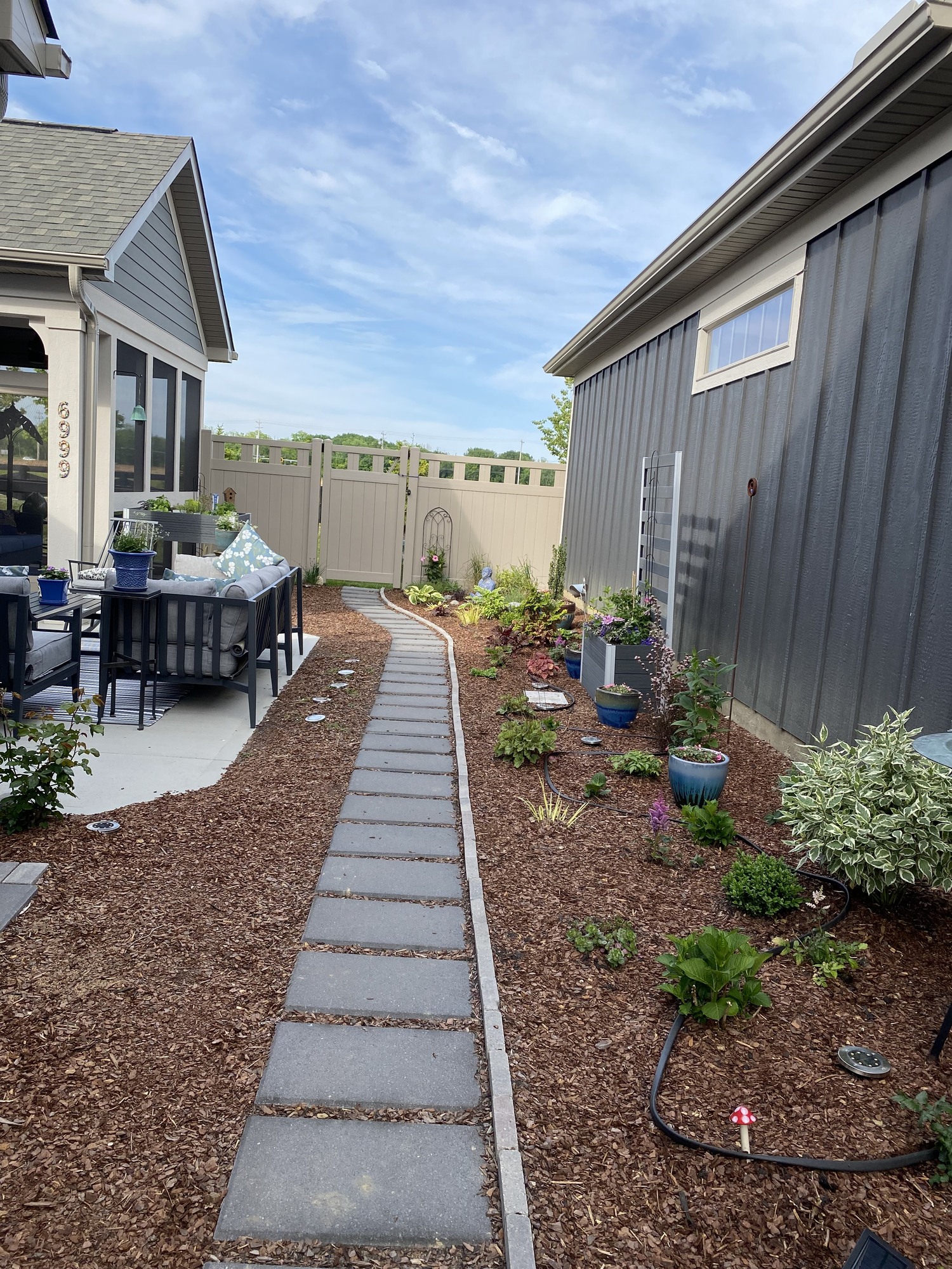 Peaceful Outdoor Sanctuary - Photo 5