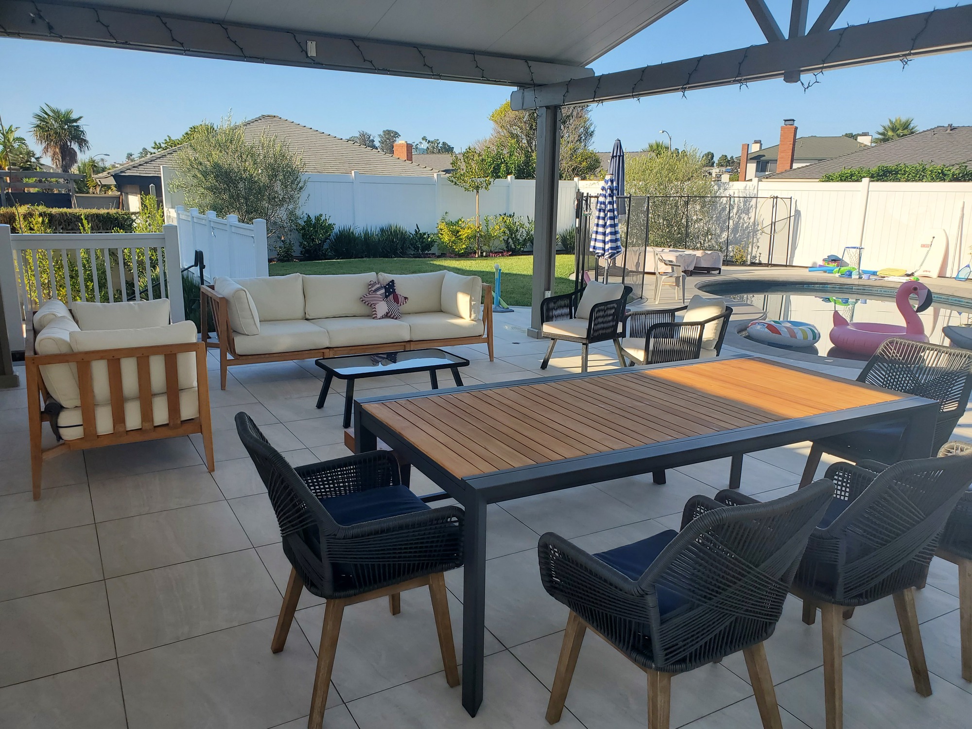 A Family-Friendly Patio for Dining and Relaxing - Photo 1