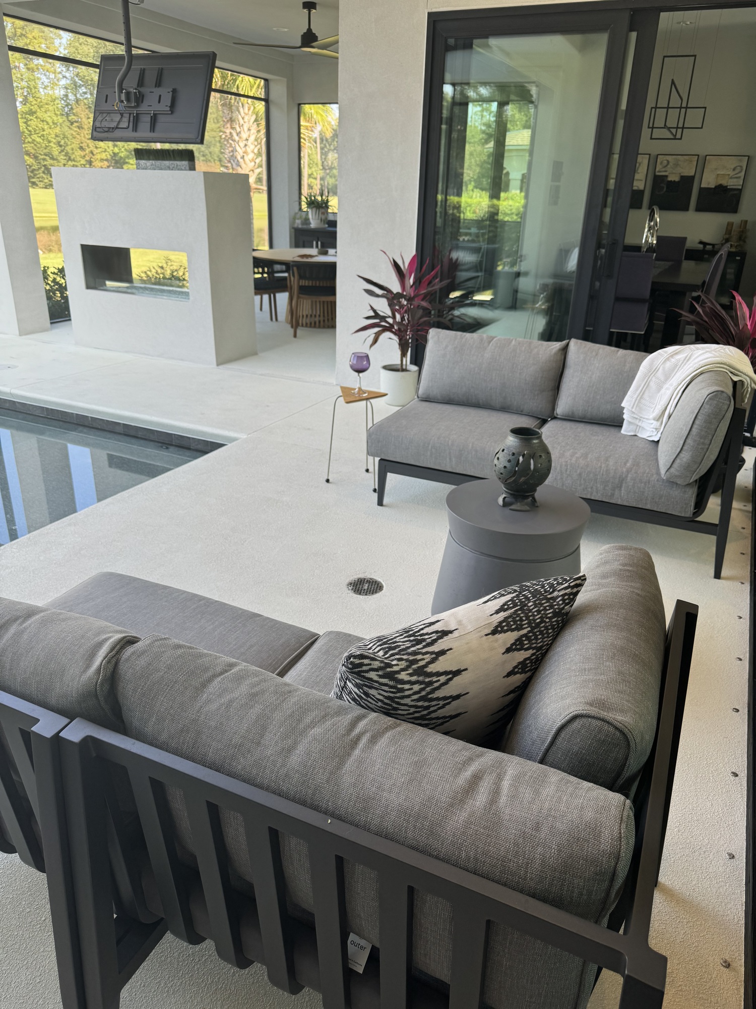 Indoor-Outdoor Contemporary Feel in the Lowcountry - Gallery photo 4 of 6