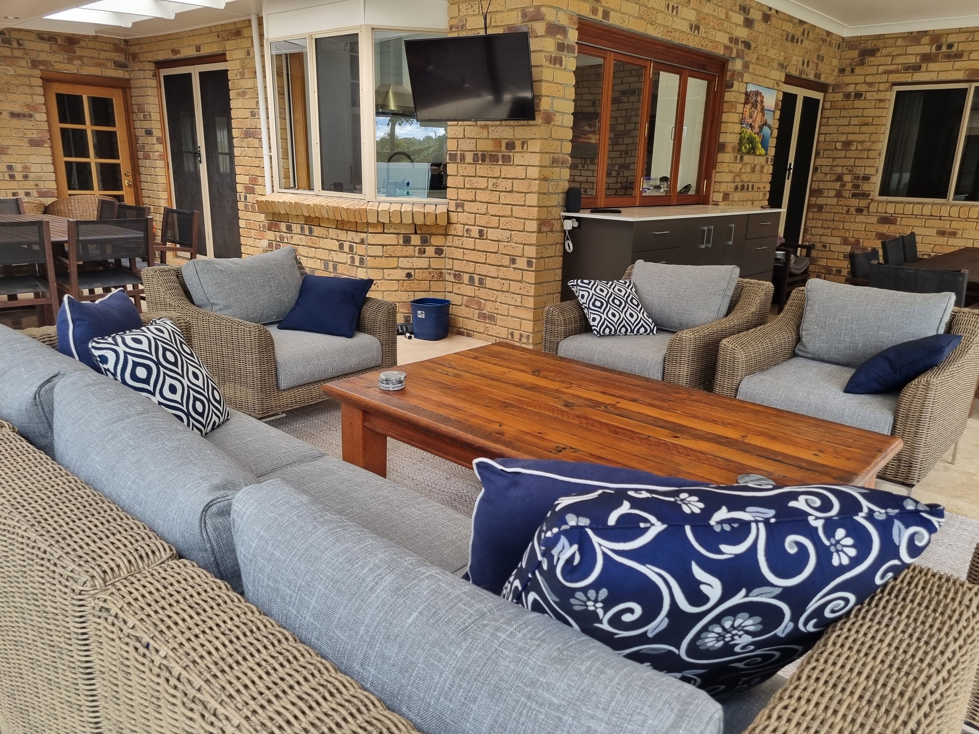 A Roofed Entertainment Space in Brisbane - Photo 2