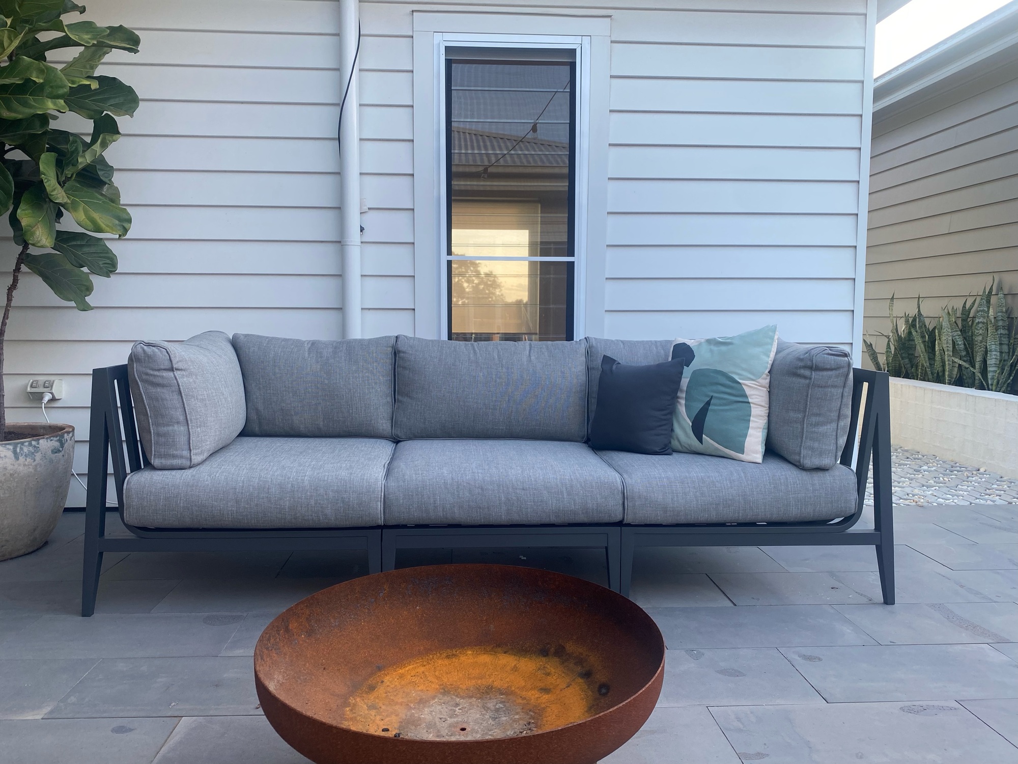 A Relaxing Courtyard in Bolwarra Heights - Photo 2